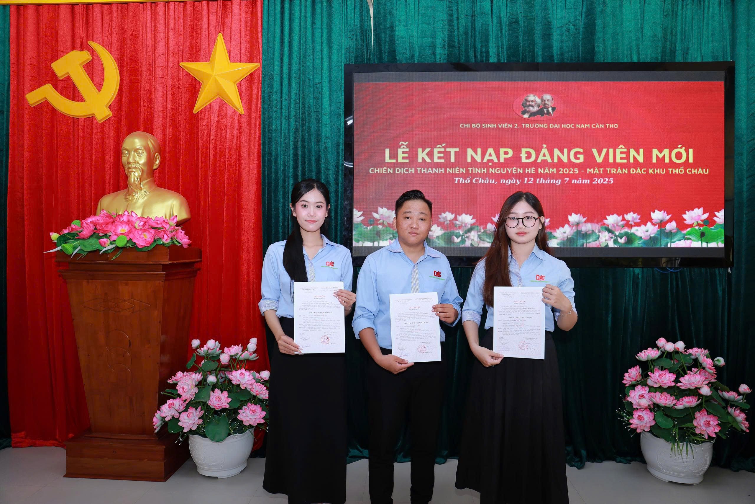 Các quần chúng ưu tú được kết nạp Đảng (từ trái qua) Nguyễn Thị Uyển Nhi; Trương Hoàng Hào; Phan Thị Thanh Thảo tai buổi lễ.