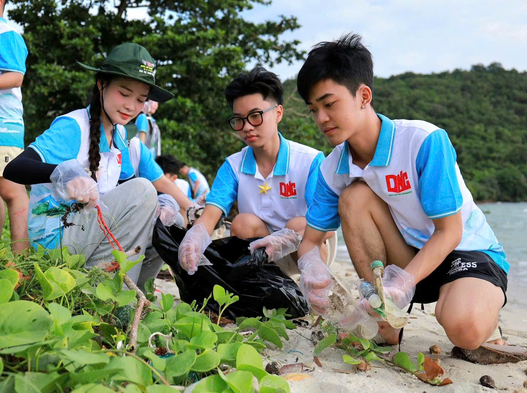 Hoạt động làm sạch bờ biển không chỉ là hành động cụ thể bảo vệ môi trường, mà còn là thông điệp mạnh mẽ mà tuổi trẻ muốn gửi gắm: chung tay giữ gìn biển đảo sạch - đẹp - bền vững, góp phần lan tỏa lối sống xanh và nâng cao ý thức cộng đồng.