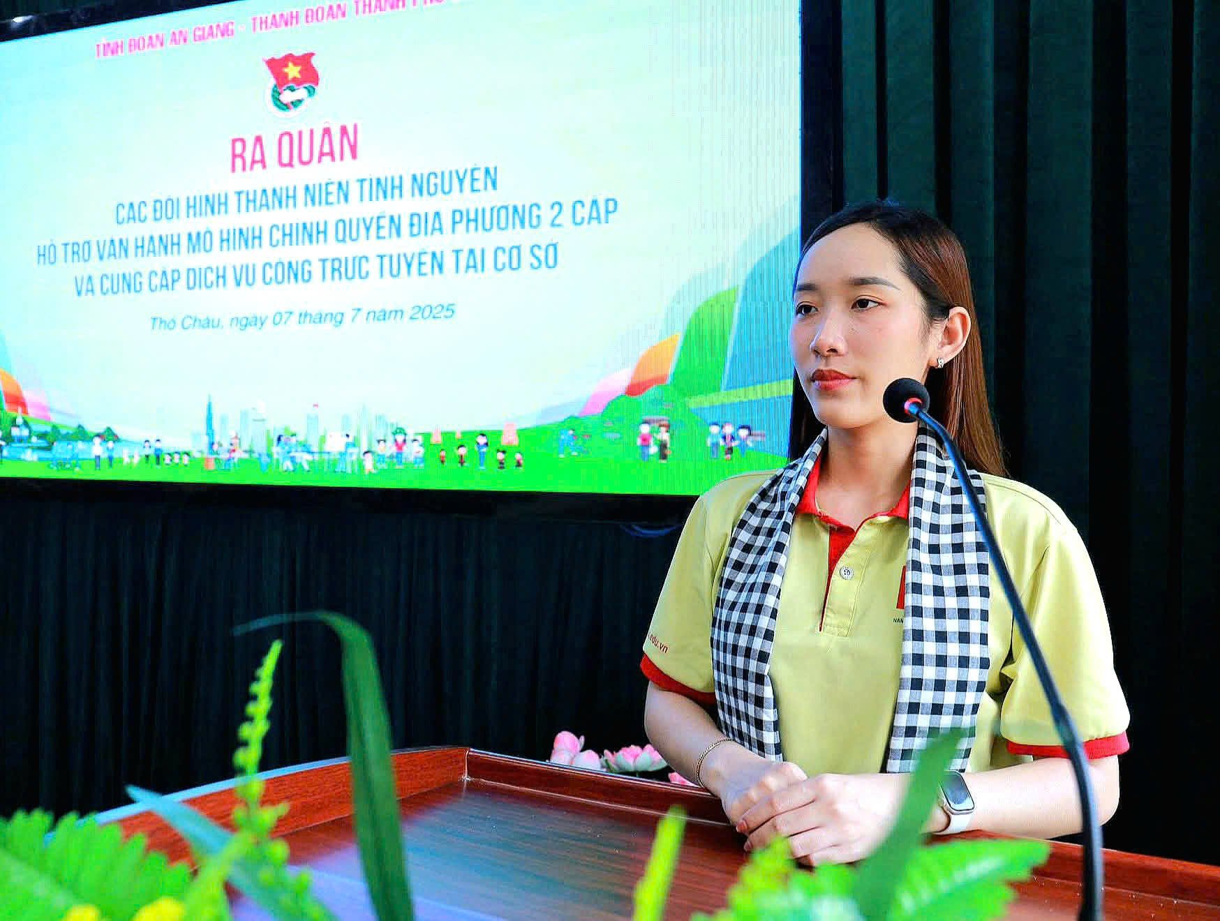 Bạn Huỳnh Thị Thúy Quyên - Sinh viên Trường Đại học Nam Cần Thơ phát biểu tại lễ ra quân chiến dịch.