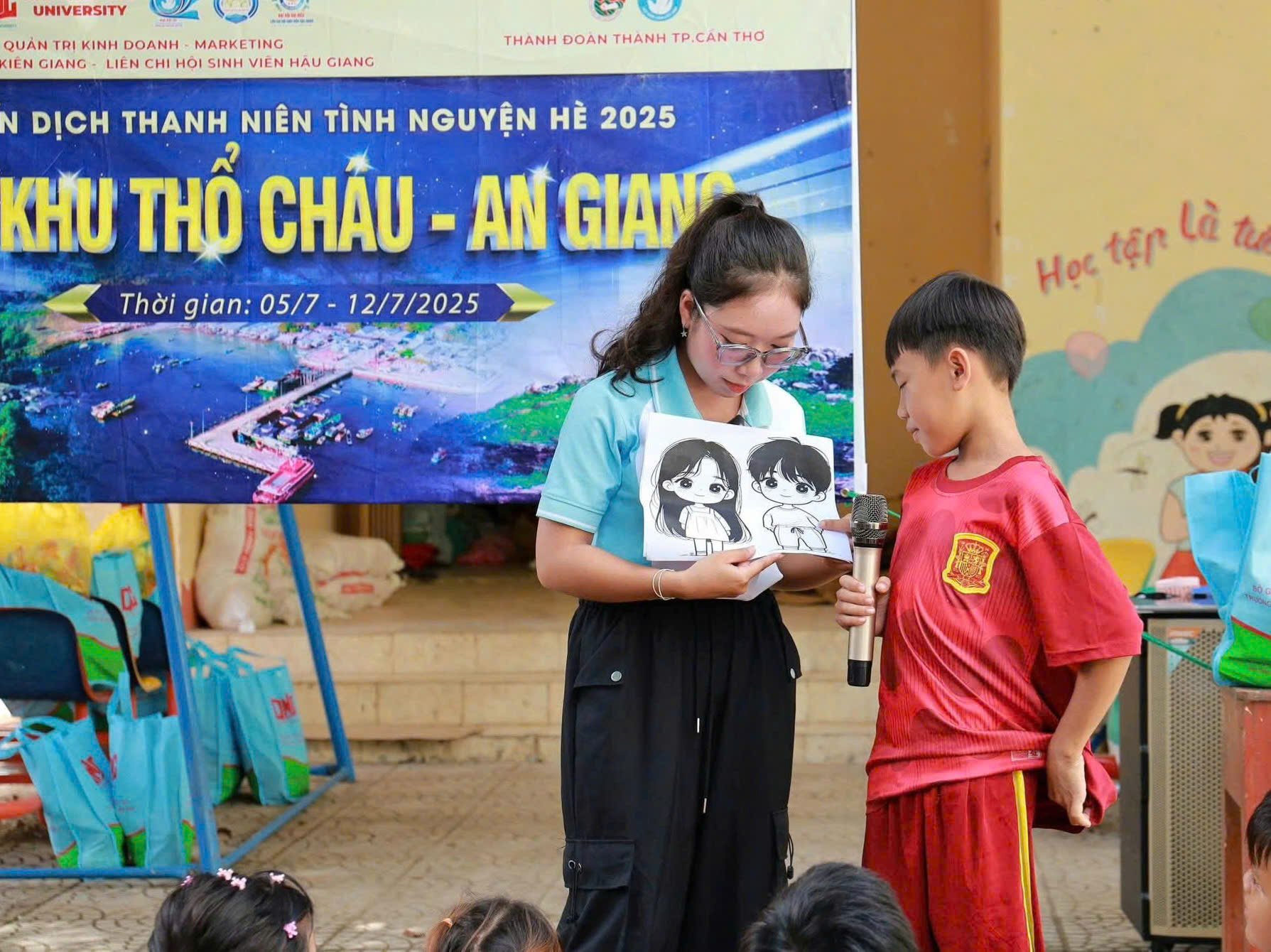 Cùng các em thiếu nhi chơi các trò chơi nhỏ.