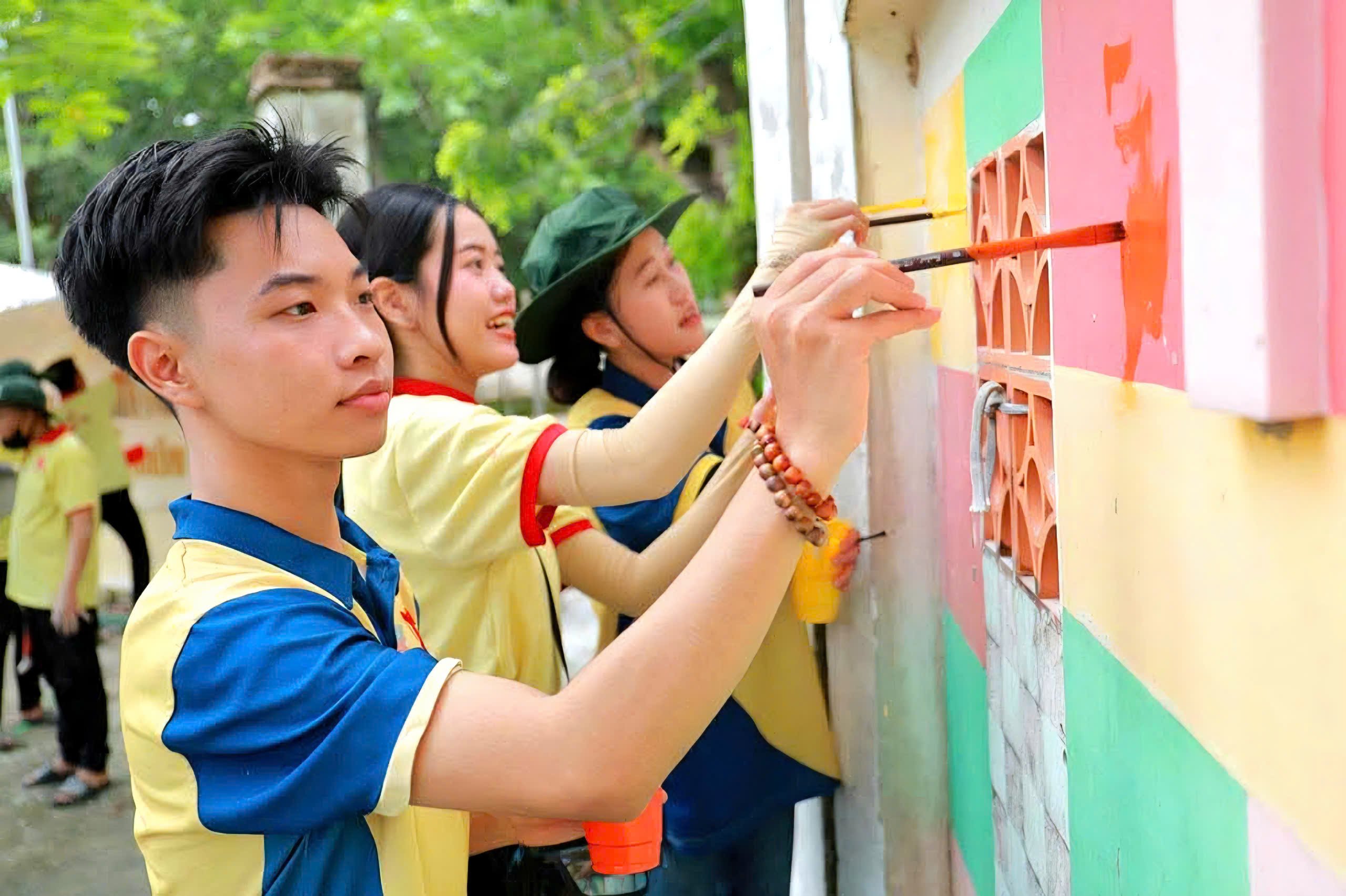 Trong nắng hè rực rỡ, những nét cọ đầy tỉ mỉ trên bức tường cũ kỹ đã được thay bằng những gam màu tươi sáng cũng như cách mà tuổi trẻ Trường Đại học Nam Cần Thơ đang góp phần “tô màu” cho cuộc sống tại đảo xa.