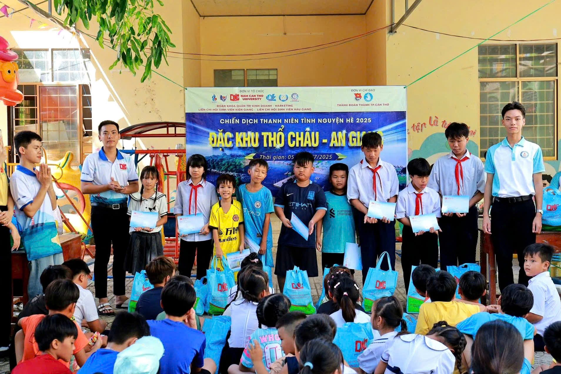 Trao tặng quà cho các em học sinh có hoàn cảnh khó khăn.