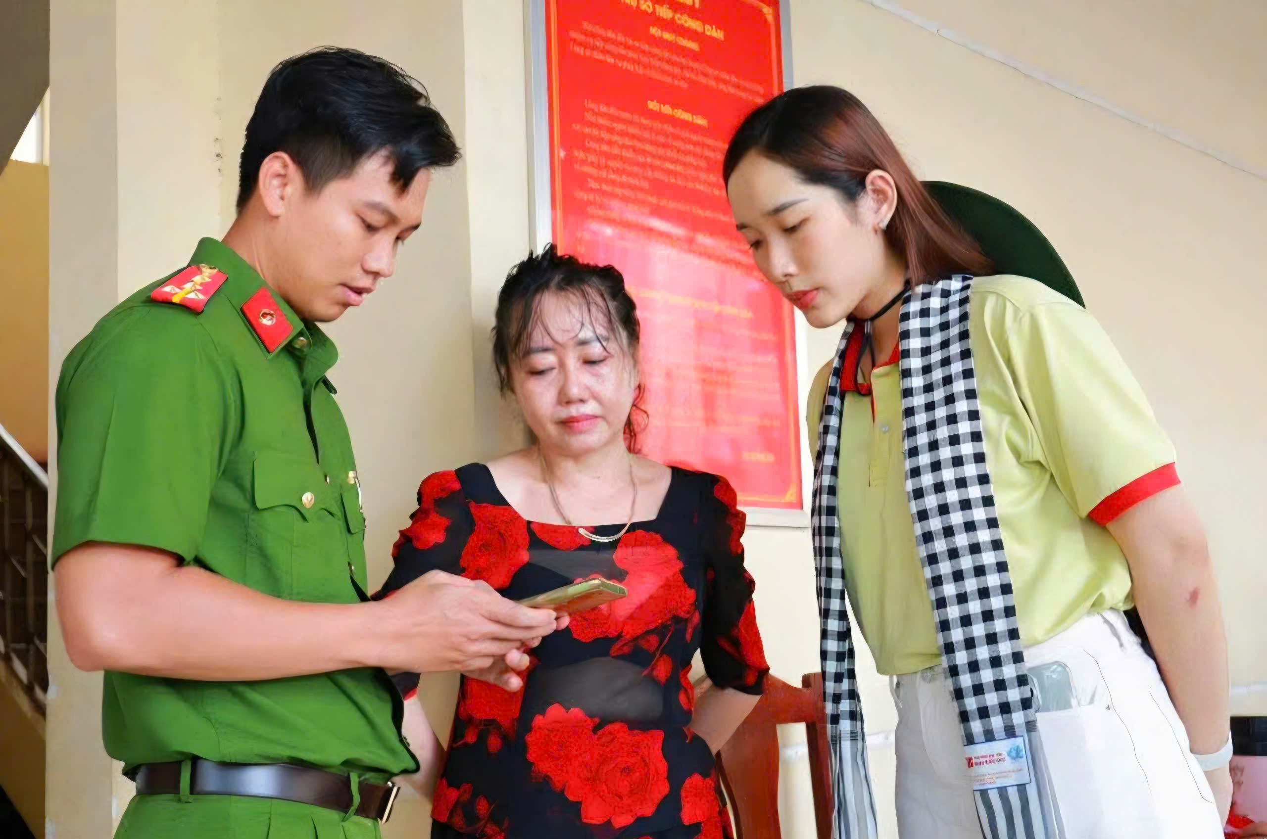 Đoàn trường phối hợp Công an địa phương hướng dẫn người dân trên đảo sử dụng máy tính, dịch vụ công trực tuyến và cài đặt ứng dụng VNeID trên điện thoại thông minh.