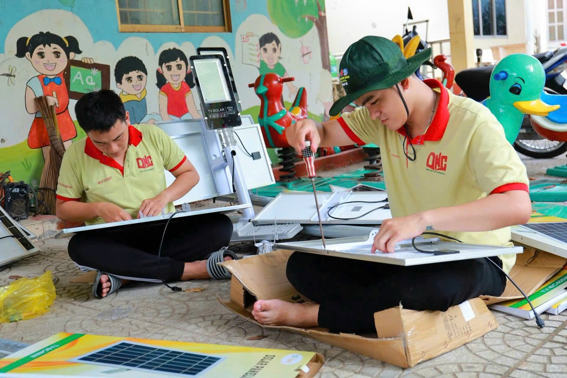Dưới cái nắng hè, những bàn tay thanh niên vẫn miệt mài lắp ráp từng bộ đèn năng lượng mặt trời. Tất cả đều hướng đến một mục tiêu chung thắp sáng những con đường, góc trường và hy vọng cho đảo xa.