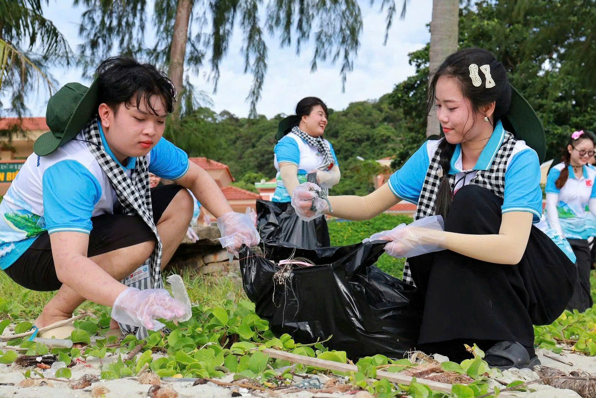 Các tình nguyện viên tham gia thu gom rác trên bãi biển.