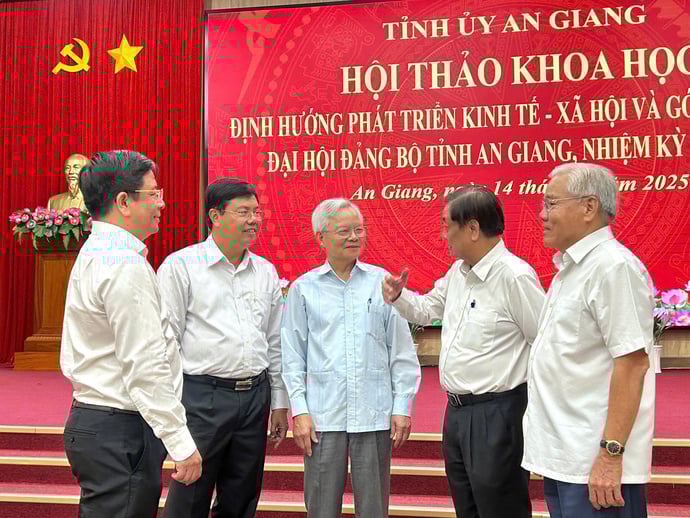 Đại biểu trao đổi tại hội thảo