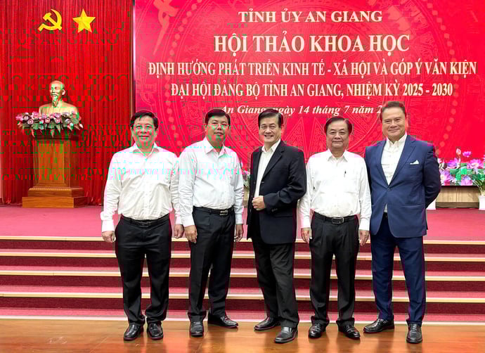Đại biểu chụp ảnh lưu niệm tại hội thảo