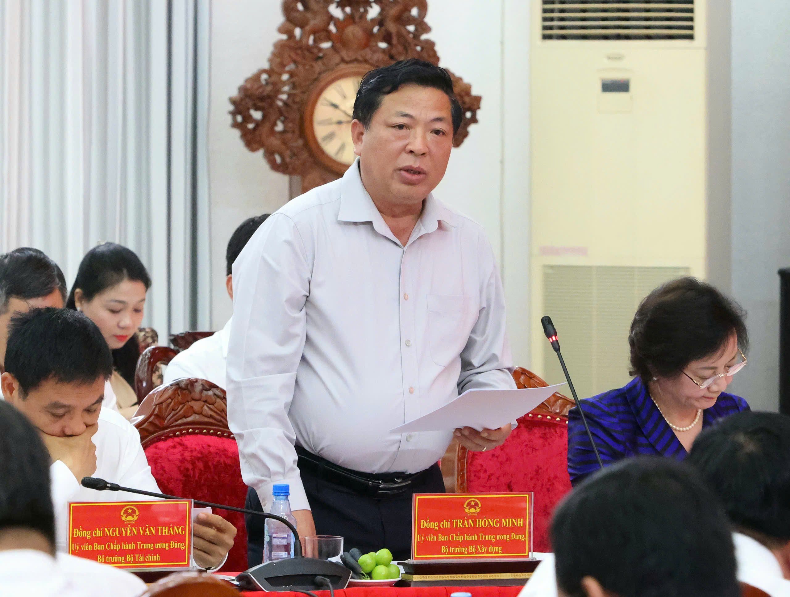 Bộ trưởng Bộ Xây dựng Trần Hồng Minh phát biểu tại hội nghị.