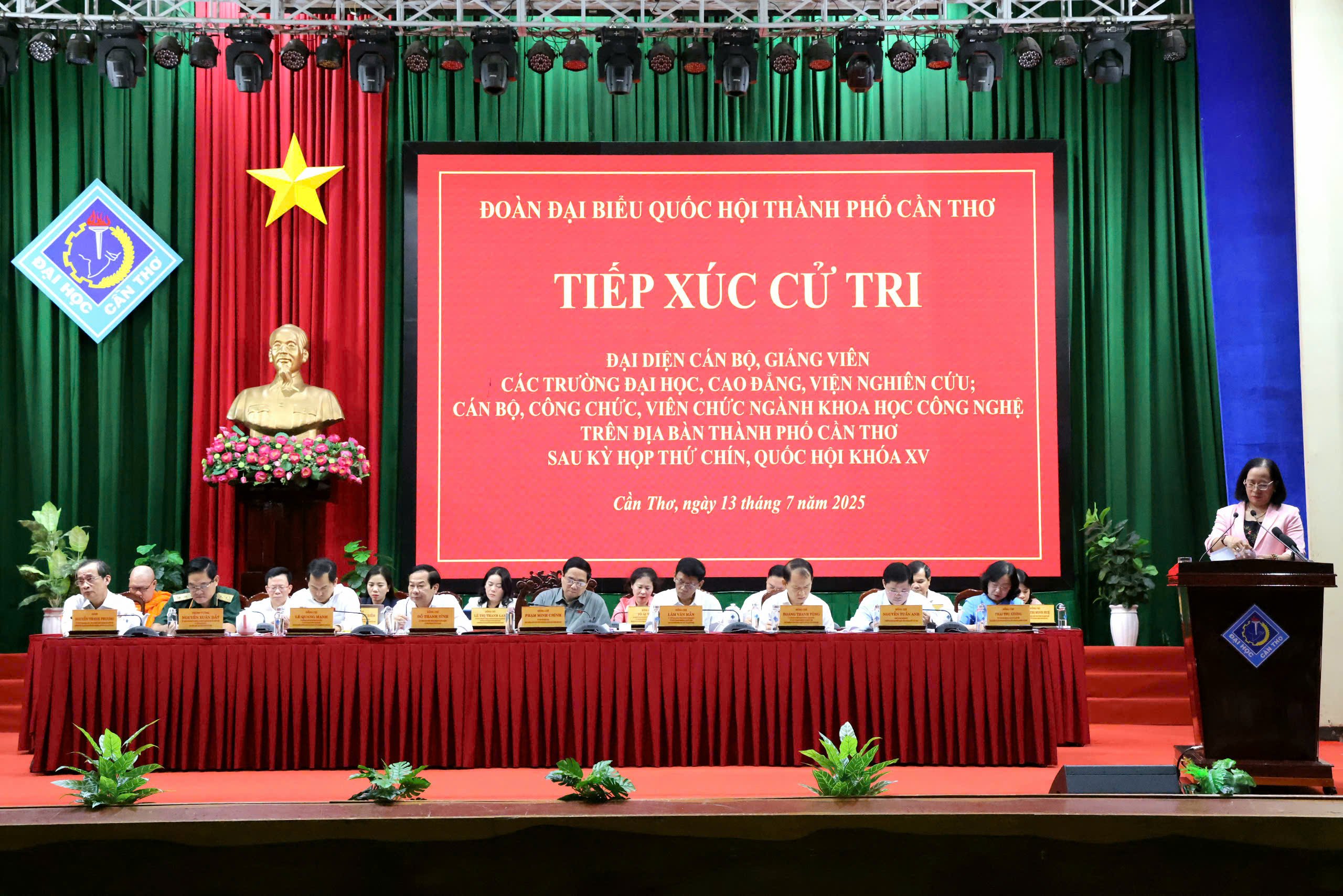 Thủ tướng Phạm Minh Chính cùng Đoàn đại biểu Quốc hội Cần Thơ tiếp xúc cử tri là đại diện cán bộ, giảng viên các trường đại học, cao đẳng, viện nghiên cứu, cán bộ, công chức, viên chức ngành khoa học công nghệ.