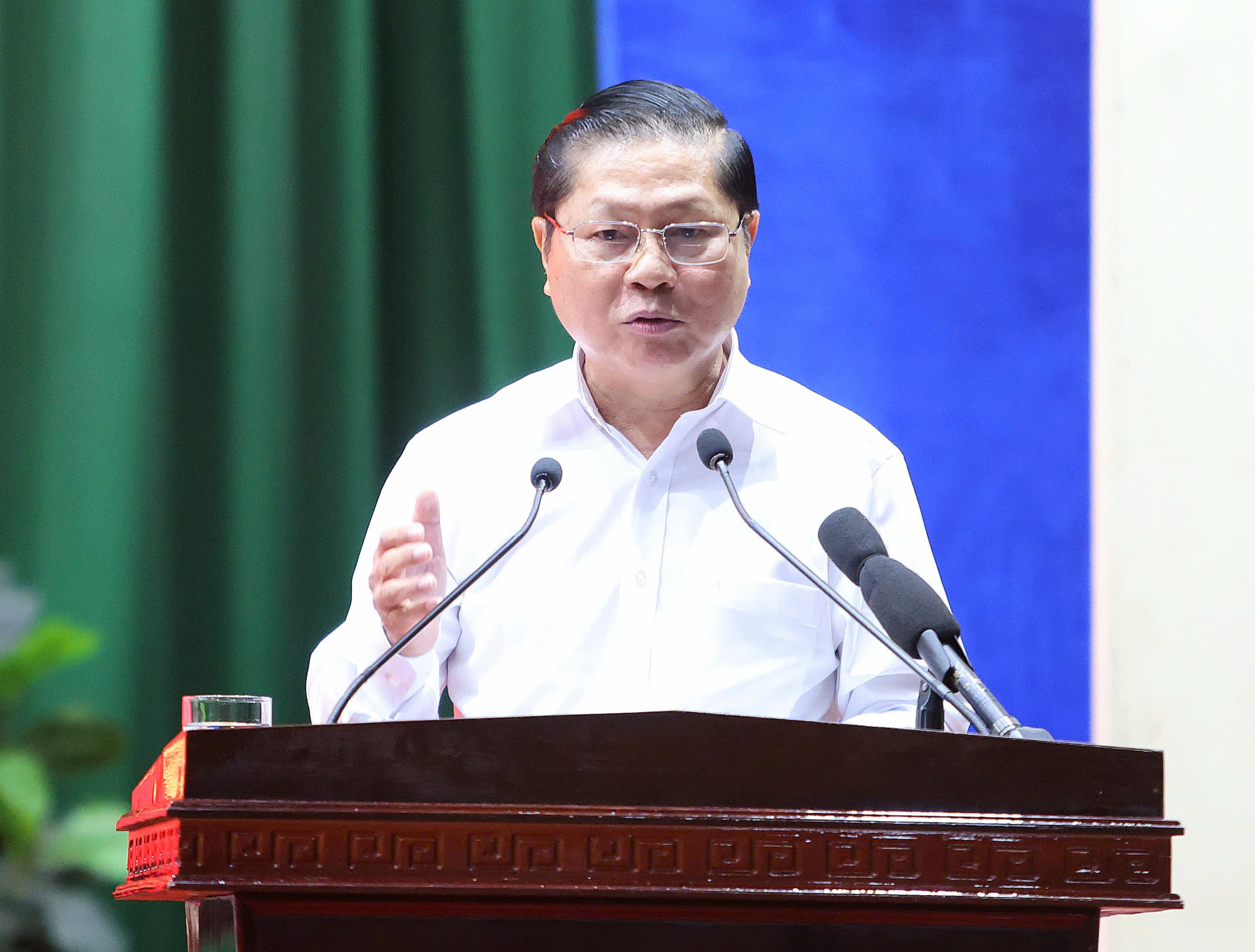 Thứ trưởng Bộ Giáo dục và Đào tạo Lê Tấn Dũng phát biểu tại buổi tiếp xúc cử tri.