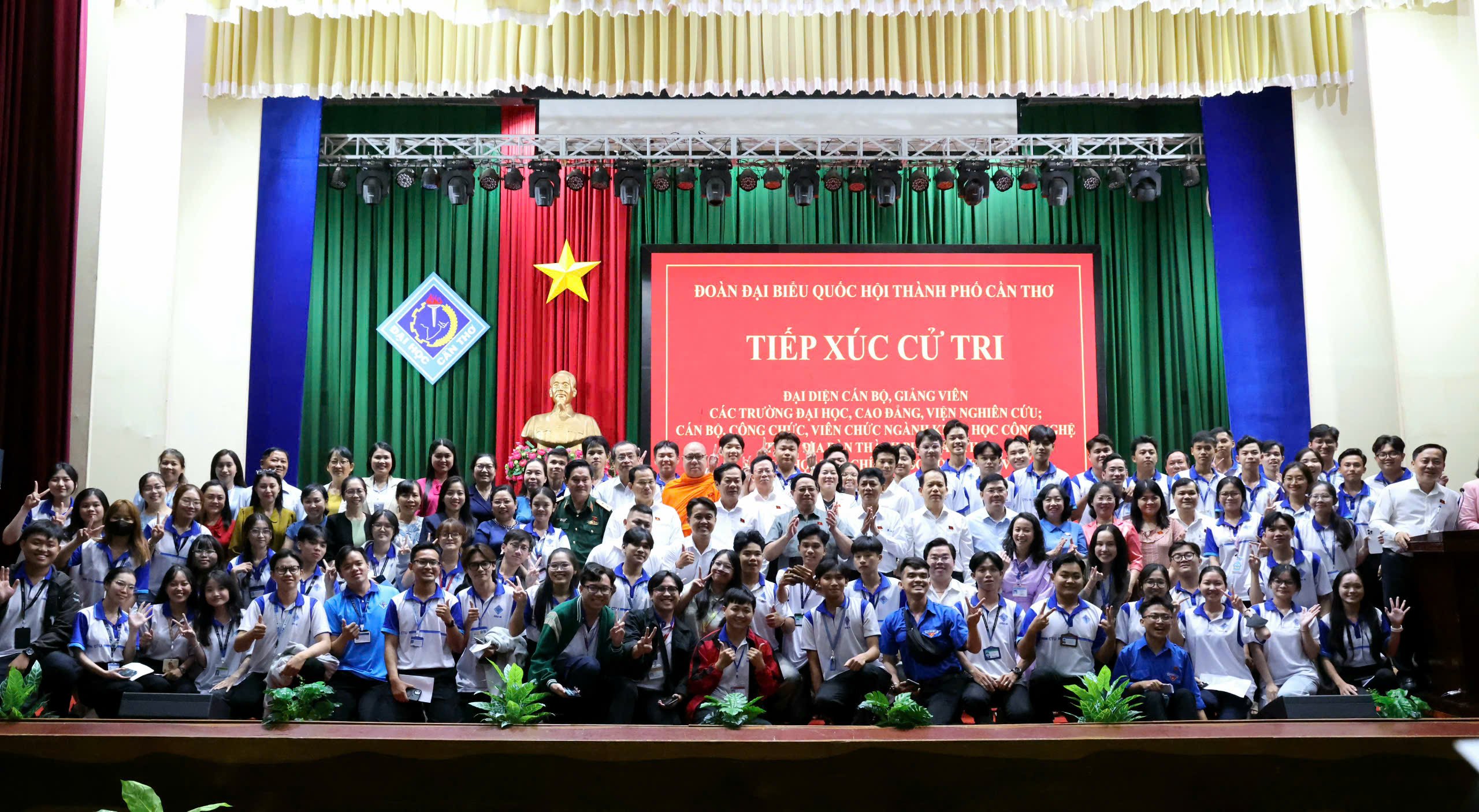 Thủ tướng Chính phủ Phạm Minh Chính chụp hình lưu niệm cùng sinh viên Trường Đại học Cần Thơ.