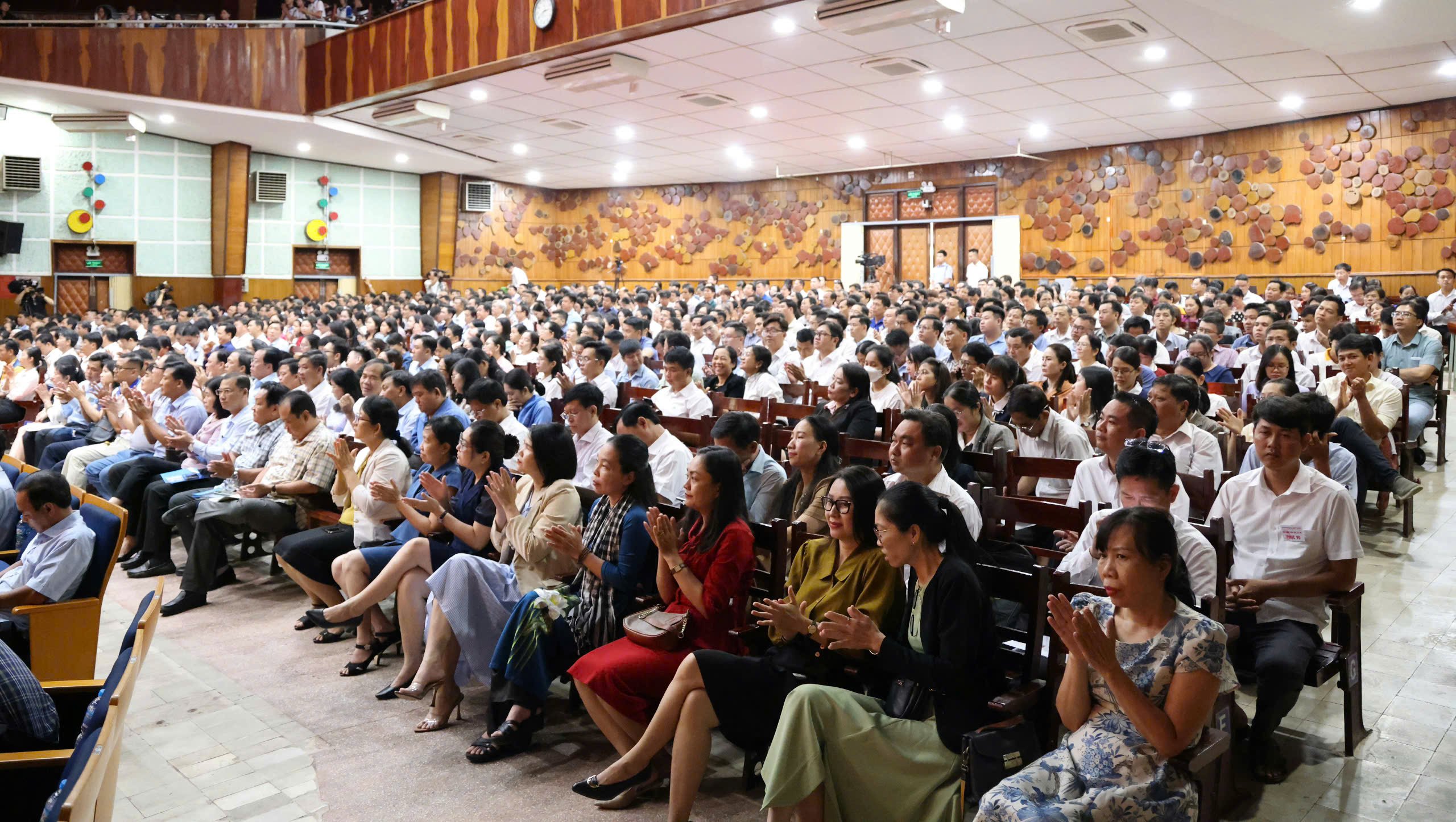 Quang cảnh buổi tiếp xúc cử tri tại Trường Đại học Cần Thơ.