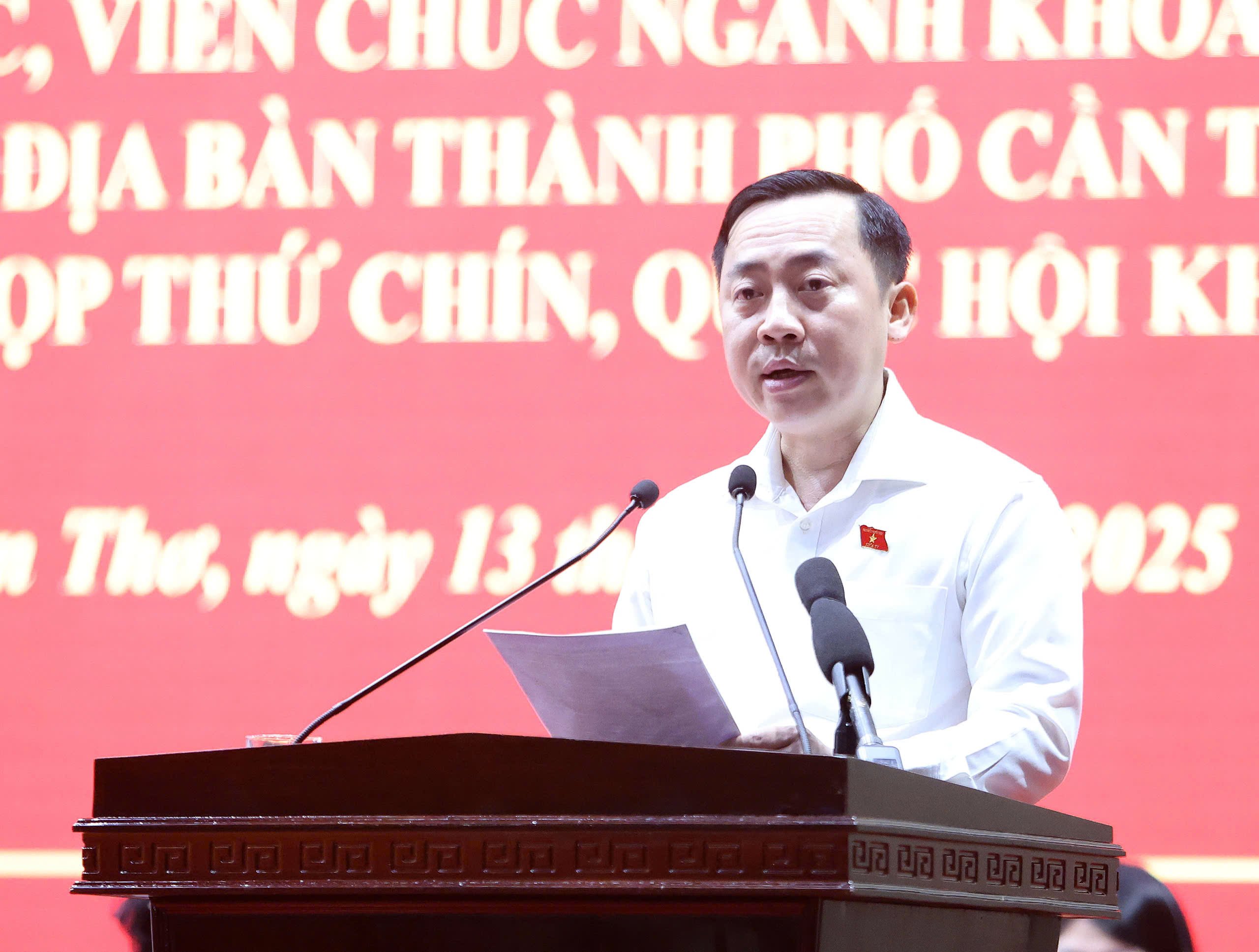 Ông Đào Chí Nghĩa - Phó Trưởng Đoàn ĐBQH chuyên trách TP. Cần Thơ phát biểu tại buổi tiếp xúc cử tri.