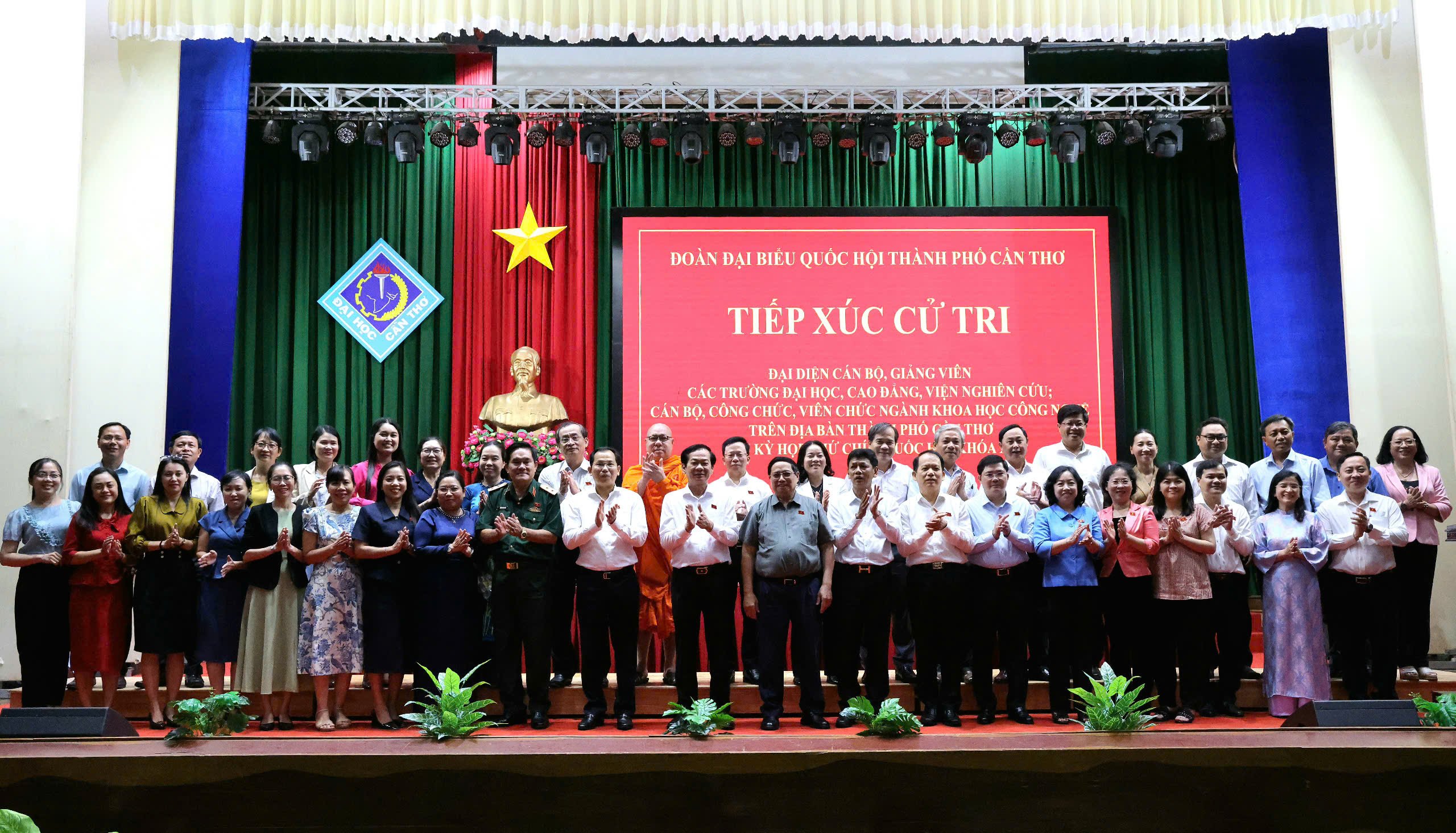 Thủ tướng Chính phủ Phạm Minh Chính và các đại biểu chụp hình lưu niệm.