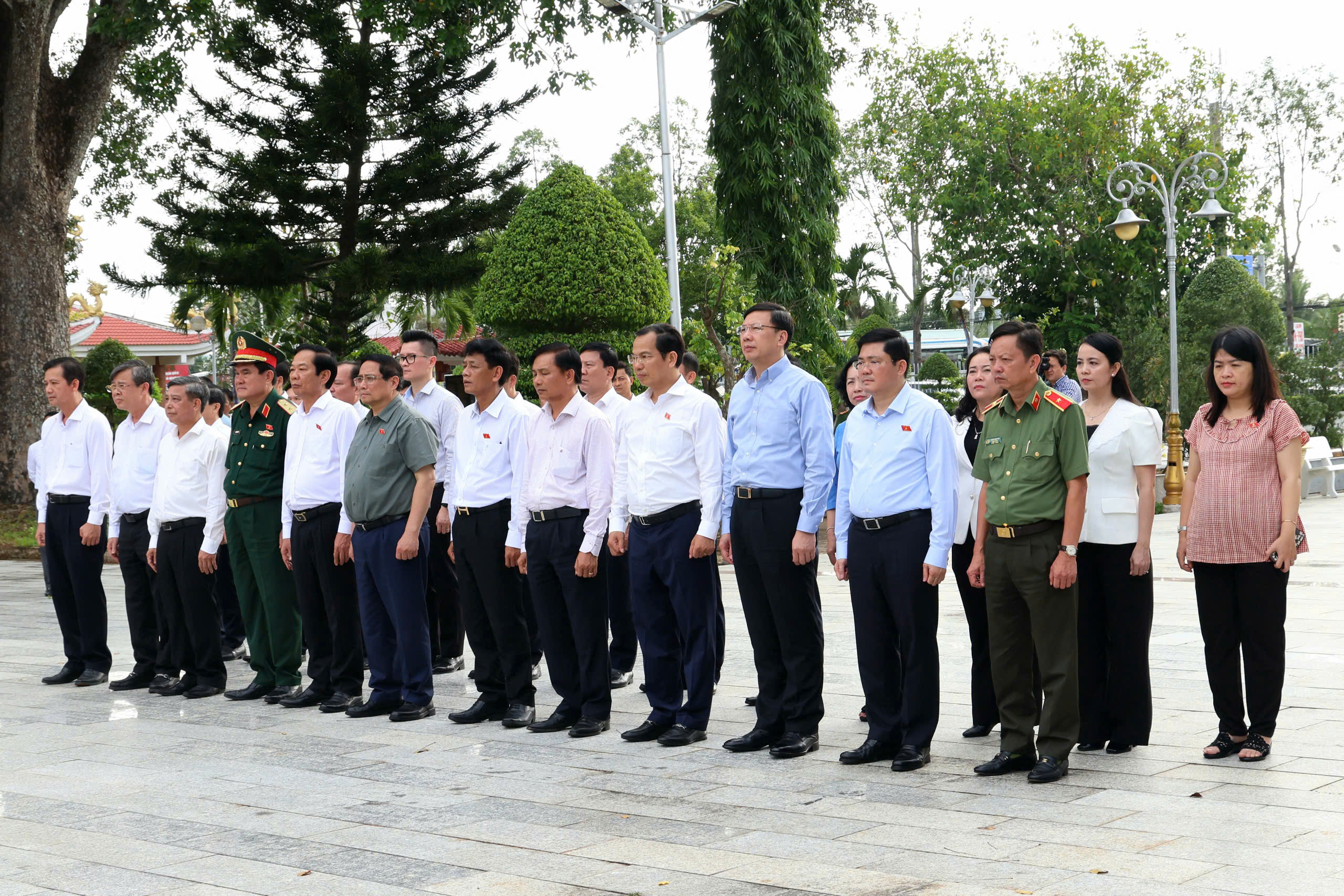 Thủ tướng Chính phủ Phạm Minh Chính cùng Đoàn công tác đến dâng hương, dâng hoa tưởng niệm Chủ tịch Hồ Chí Minh và các anh hùng, liệt sĩ tại Nghĩa trang Liệt sĩ TP. Cần Thơ.