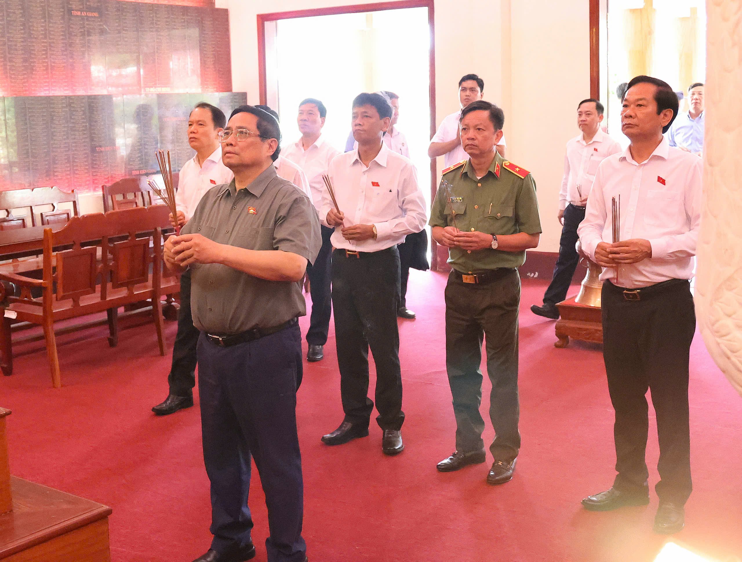 Thủ tướng Chính phủ Phạm Minh Chính cùng Đoàn công tác dâng hương, dâng hoa tưởng niệm Chủ tịch Hồ Chí Minh và các anh hùng, liệt sĩ tại nhà tưởng niệm.