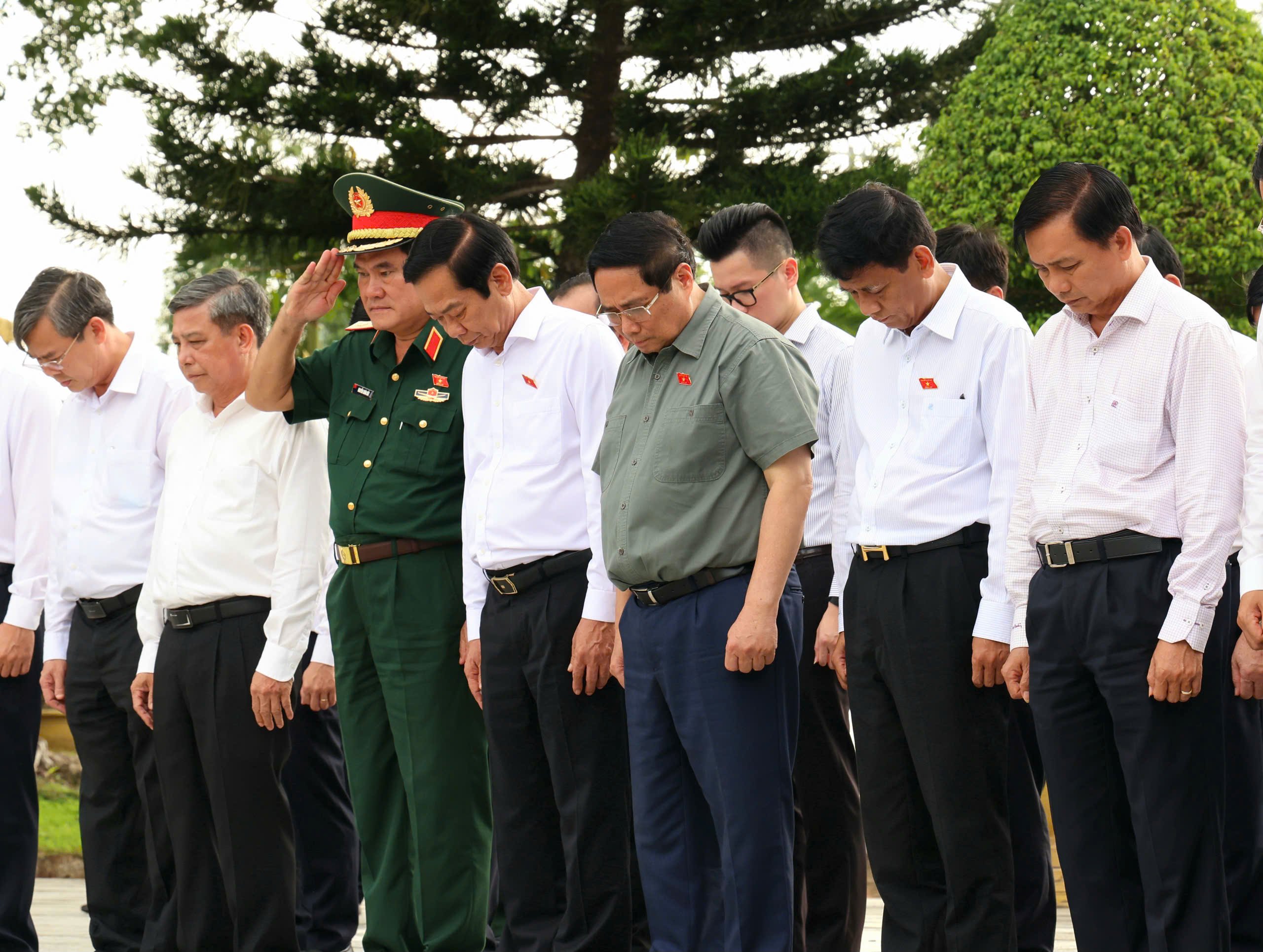 Thủ tướng Phạm Minh Chính và các thành viên đoàn công tác đã dành phút mặc niệm, kính cẩn nghiêng mình, bày tỏ lòng biết ơn vô hạn đối với công lao to lớn của Chủ tịch Hồ Chí Minh vĩ đại và các anh hùng, liệt sĩ.