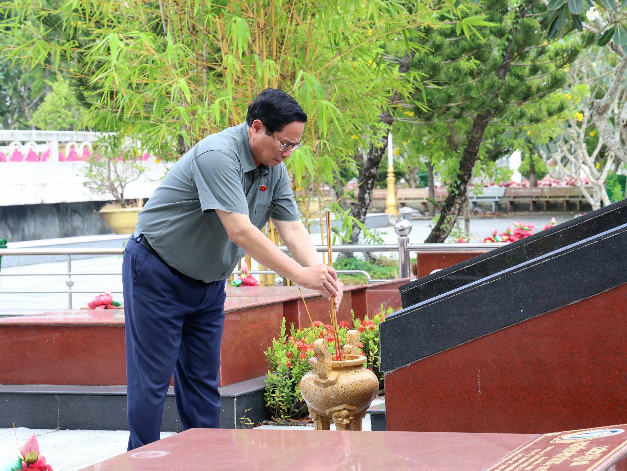 Thủ tướng Chính phủ Phạm Minh Chính thắp hương mộ phần các anh hùng liệt sĩ.