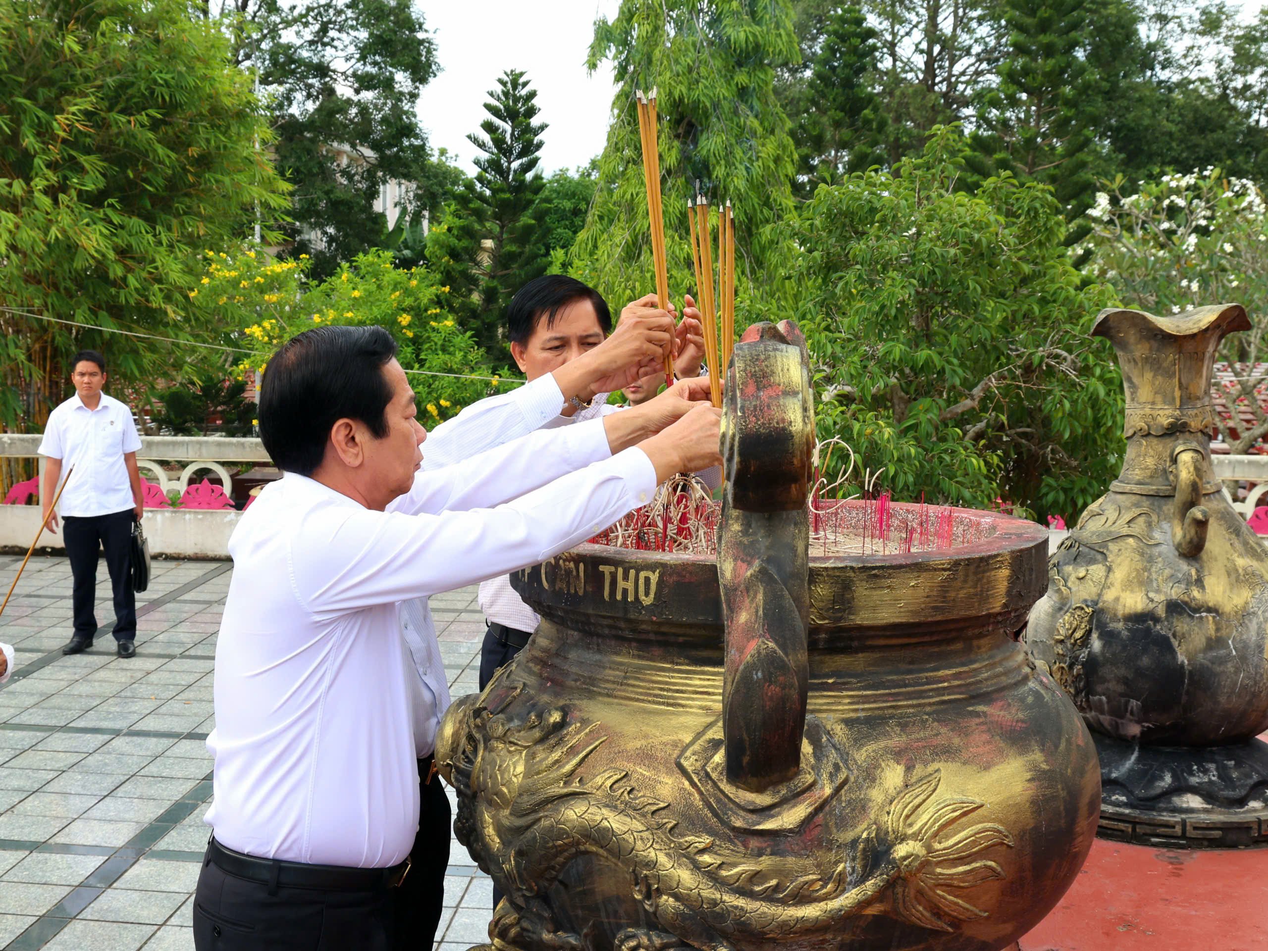 Ông Đỗ Thanh Bình - Ủy viên BCH Trung ương Đảng, Bí thư Thành ủy Cần Thơ dâng hương tưởng niệm Chủ tịch Hồ Chí Minh và các anh hùng liệt sĩ.