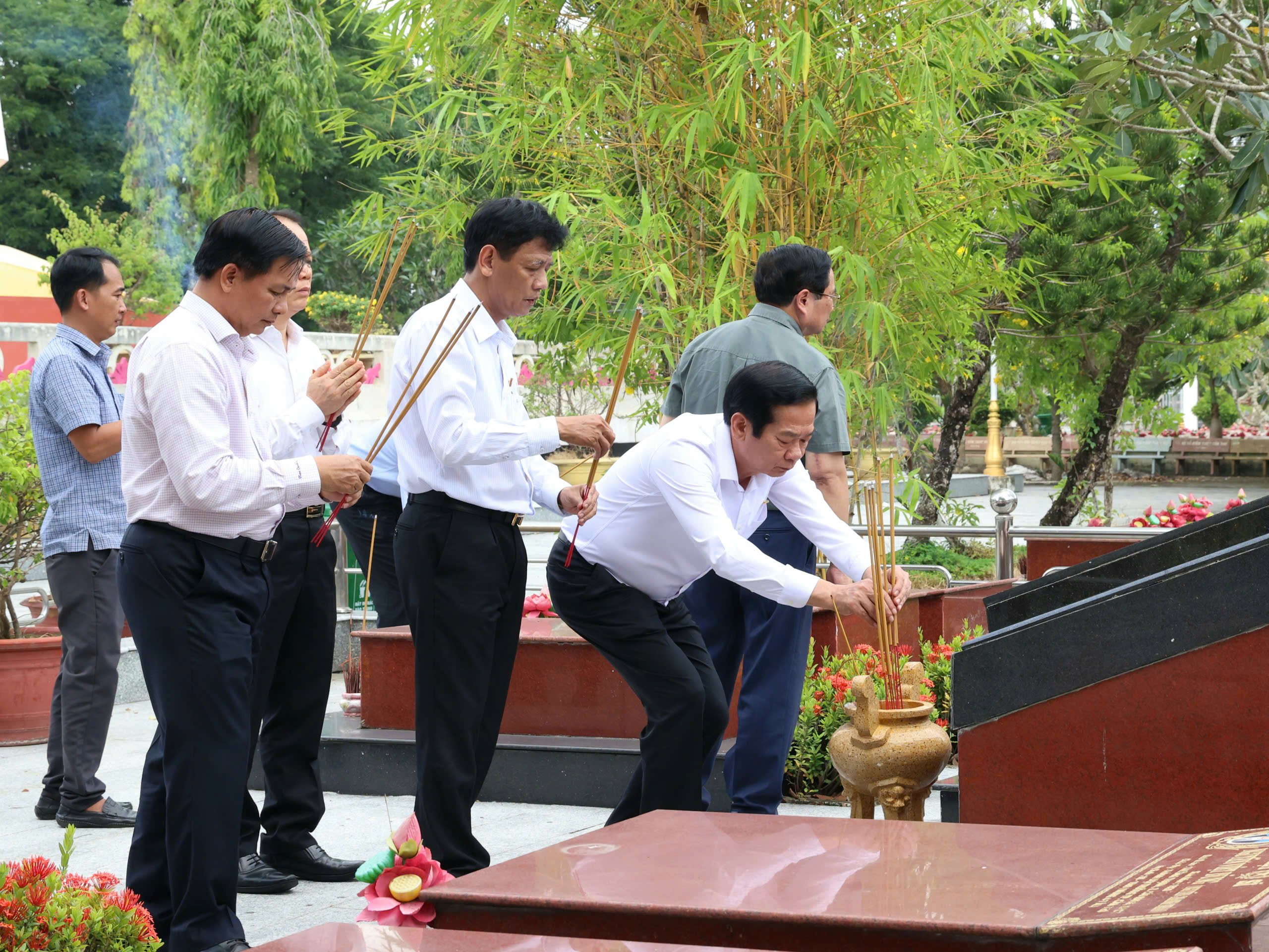 Lãnh đạo Trung ương và TP. Cần Thơ thắp hương mộ phần các anh hùng liệt sĩ.