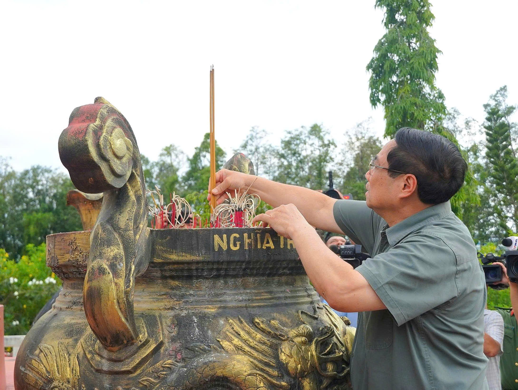Thủ tướng Chính phủ Phạm Minh Chính dâng hương tưởng niệm Chủ tịch Hồ Chí Minh và các anh hùng, liệt sĩ.