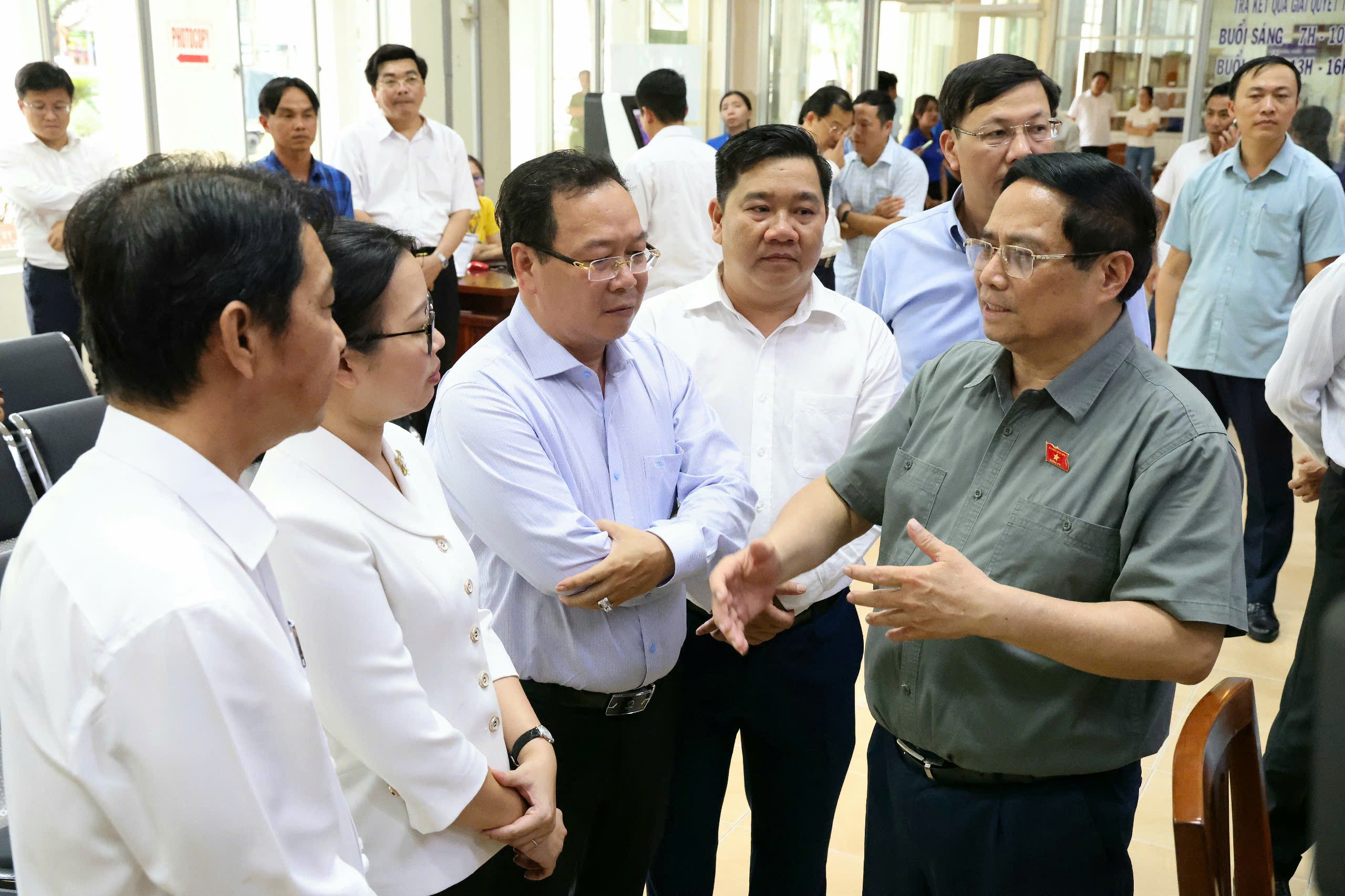 Thủ tướng Chính phủ Phạm Minh Chính nói chuyện với lãnh đạo Phường Ninh Kiều, TP. Cần Thơ (mới).