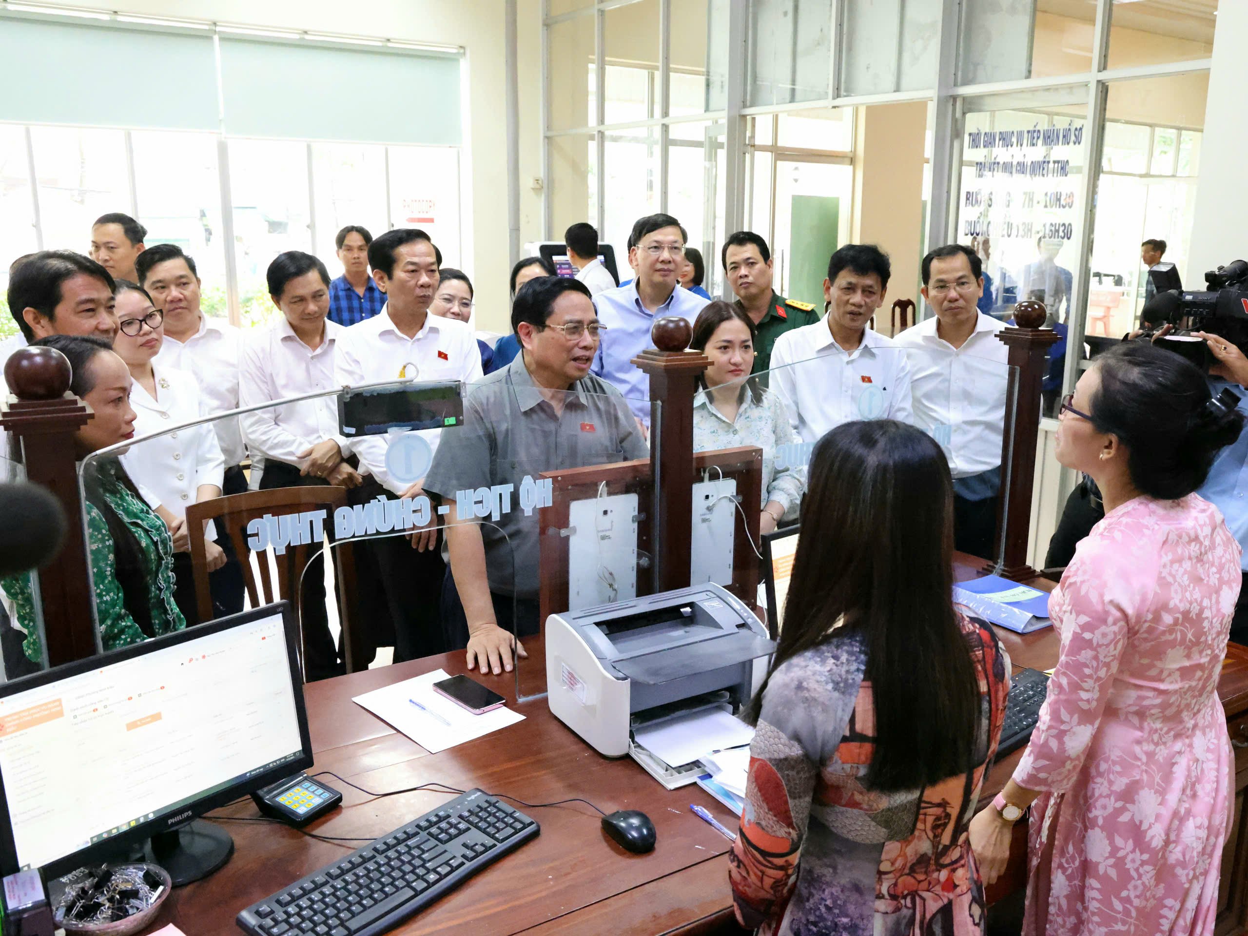 Thủ tướng Chính phủ Phạm Minh Chính trò chuyện, động viên đội ngũ cán bộ, công chức đang làm nhiệm vụ và trực tiếp trao đổi với người dân đến làm thủ tục hành chính.