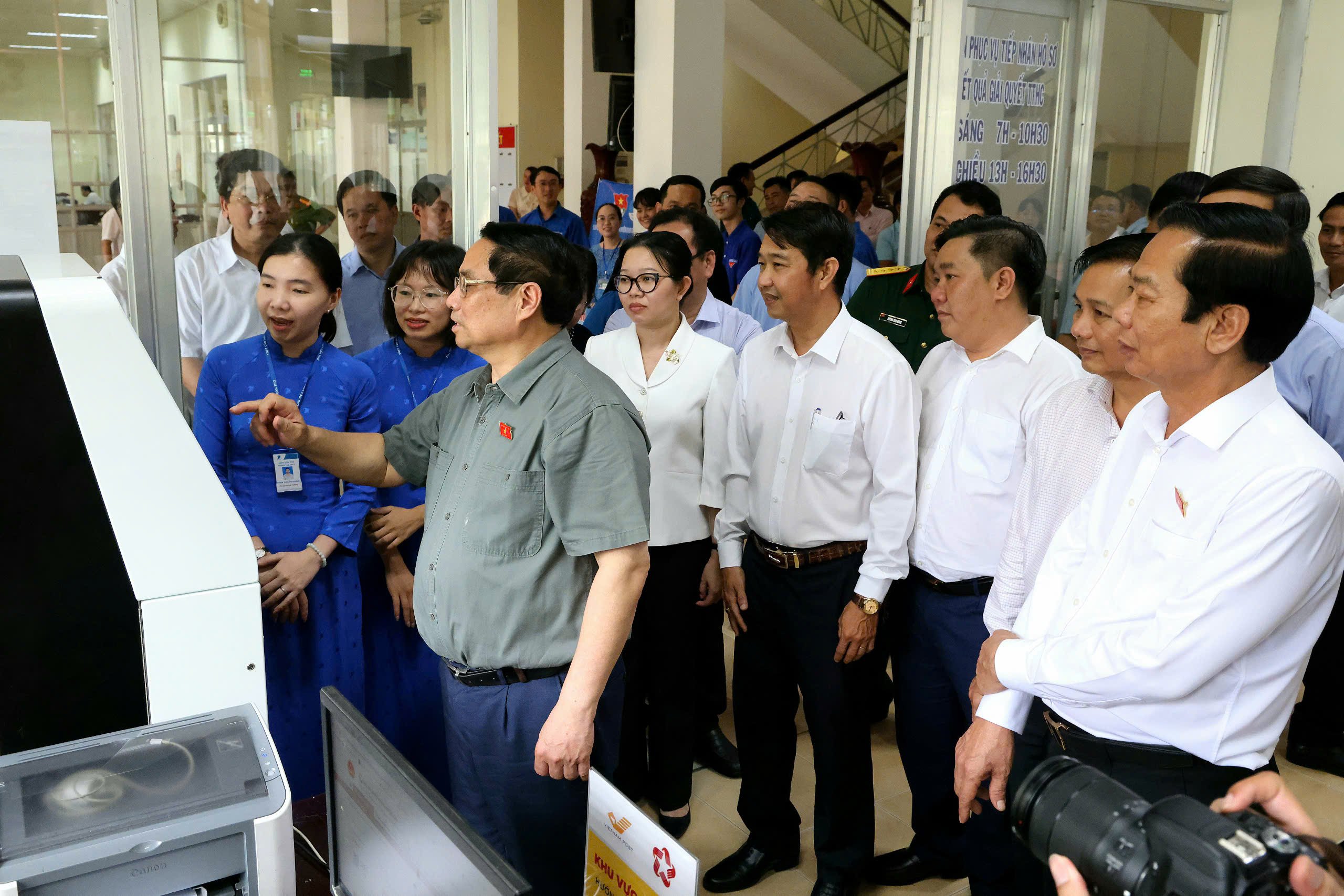 Thủ tướng Chính phủ Phạm Minh Chính kiểm tra thiết bị.