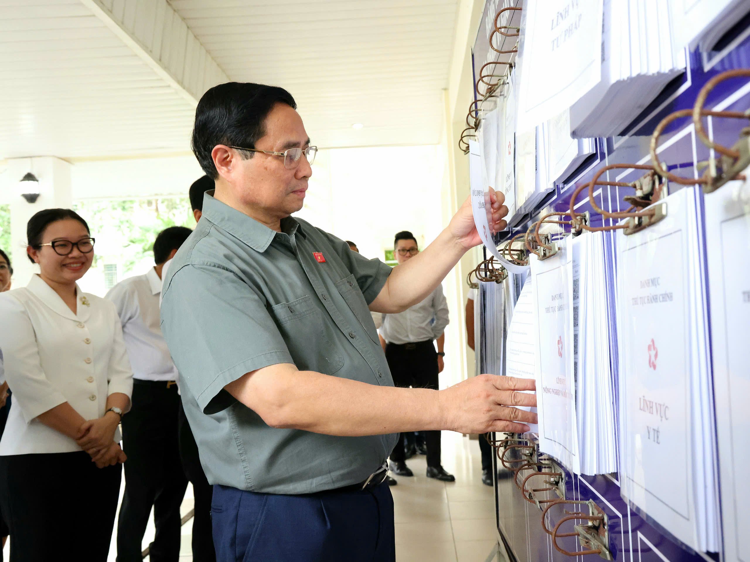 Thủ tướng Chính phủ Phạm Minh Chính xem bảng niêm yết hướng dẫn thủ tục hành chính tại Trung tâm Phục vụ hành chính công phường Ninh Kiều, TP. Cần Thơ (mới).