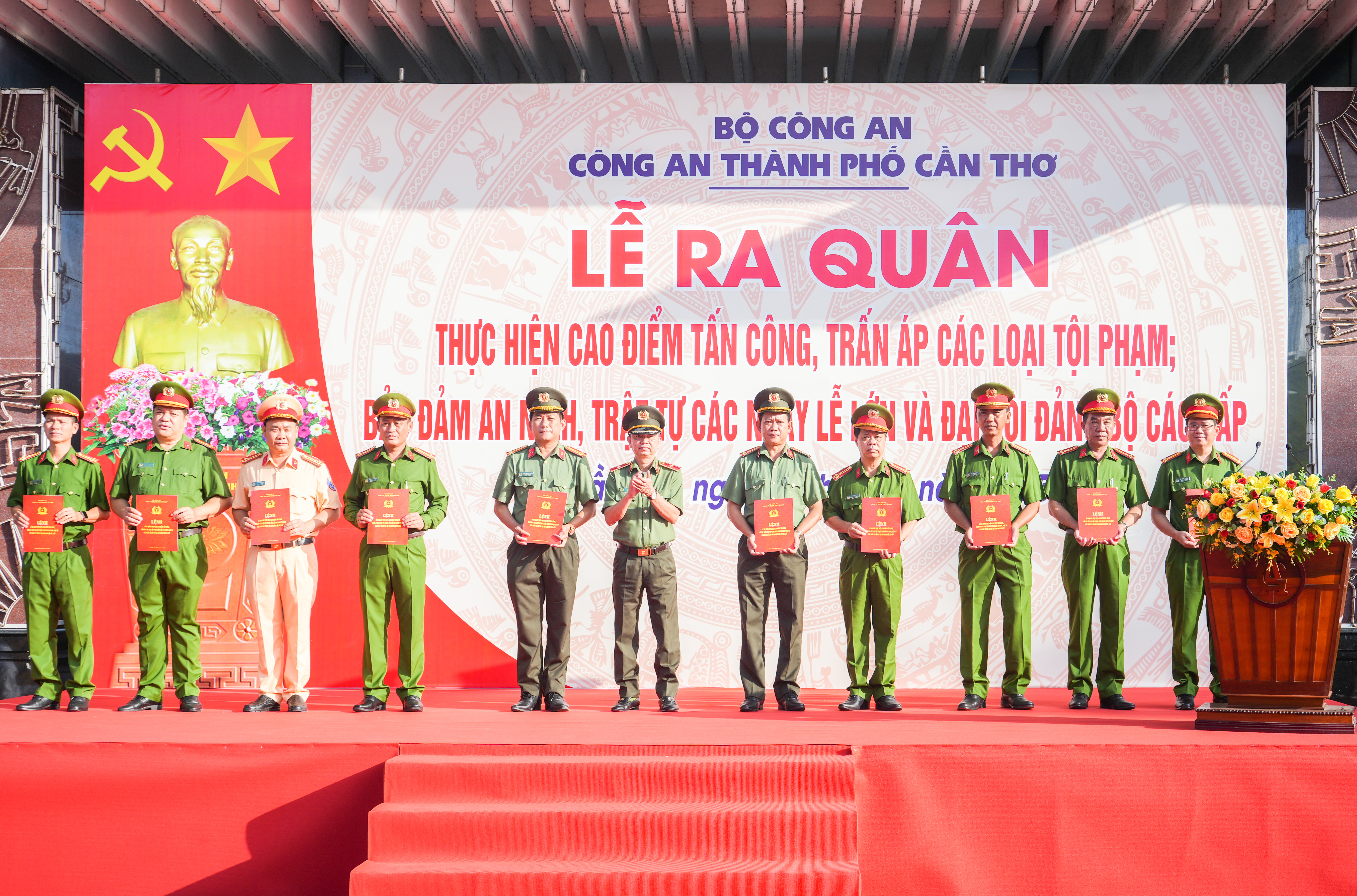 Thiếu tướng Huỳnh Việt Hòa - Ủy viên BTV Thành ủy, Bí thư Đảng ủy, Giám đốc Công an TP. Cần Thơ trao Lệnh ra quân thực hiện cao điểm.