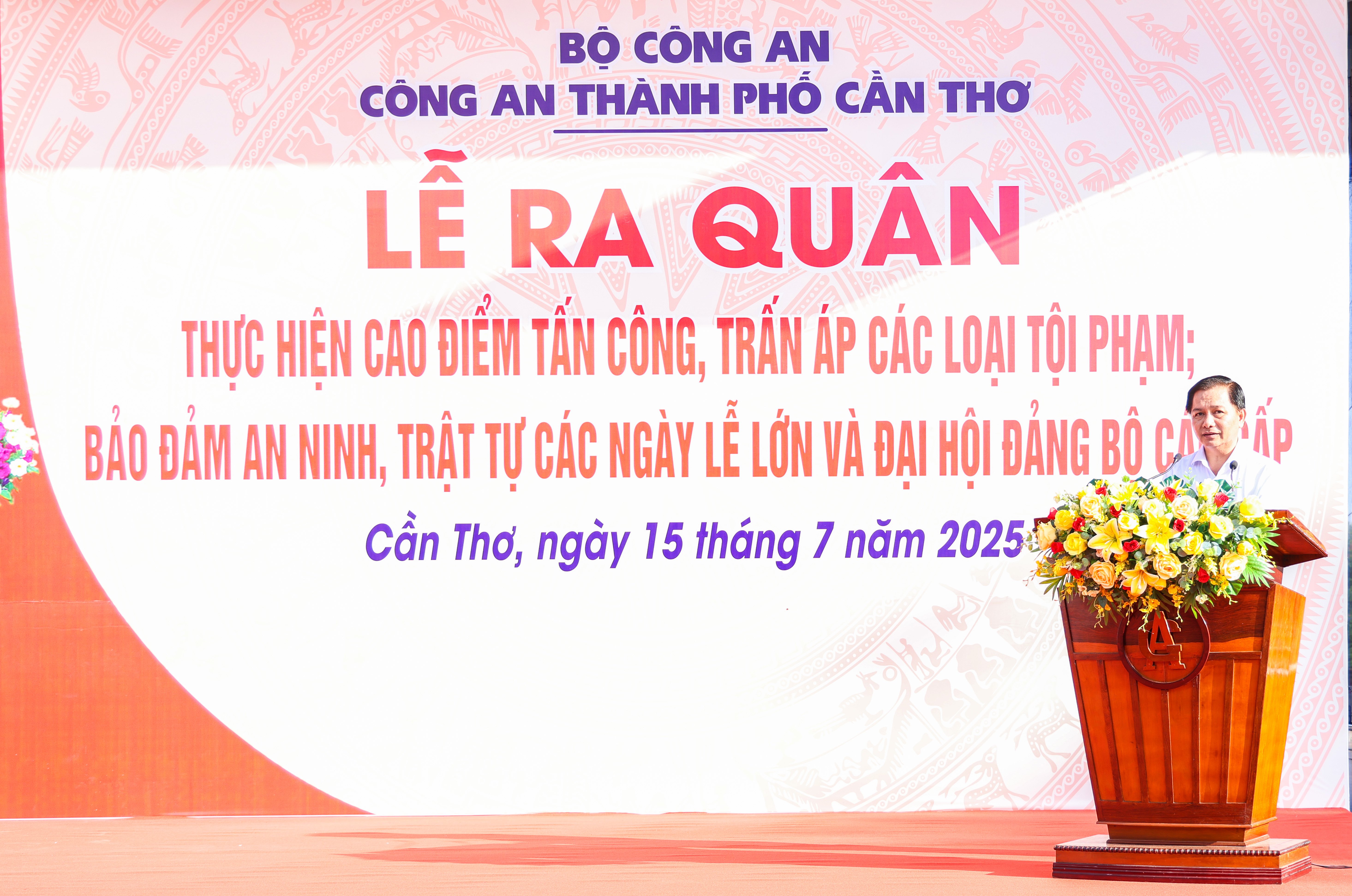 Ông Trần Văn Lâu - Phó Bí thư Thành ủy, Chủ tịch Ủy ban nhân dân TP. Cần Thơ phát biểu chỉ đạo tại Lễ ra quân.