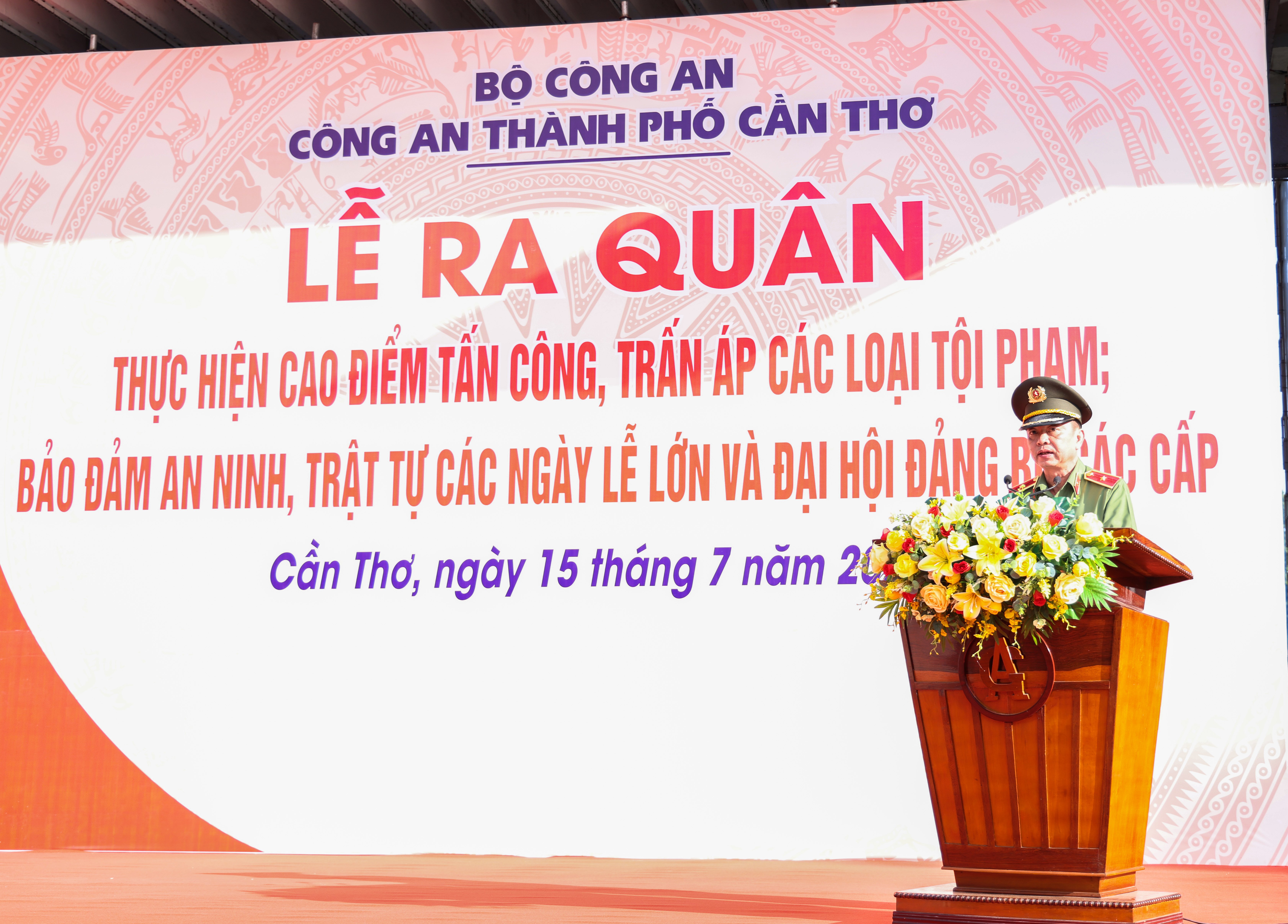 Thiếu tướng Huỳnh Việt Hòa - Ủy viên BTV Thành ủy, Bí thư Đảng ủy, Giám đốc Công an TP. Cần Thơ phát biểu, tiếp thu ý kiến chỉ đạo của Lãnh đạo UBND thành phố tại Lễ ra quân.