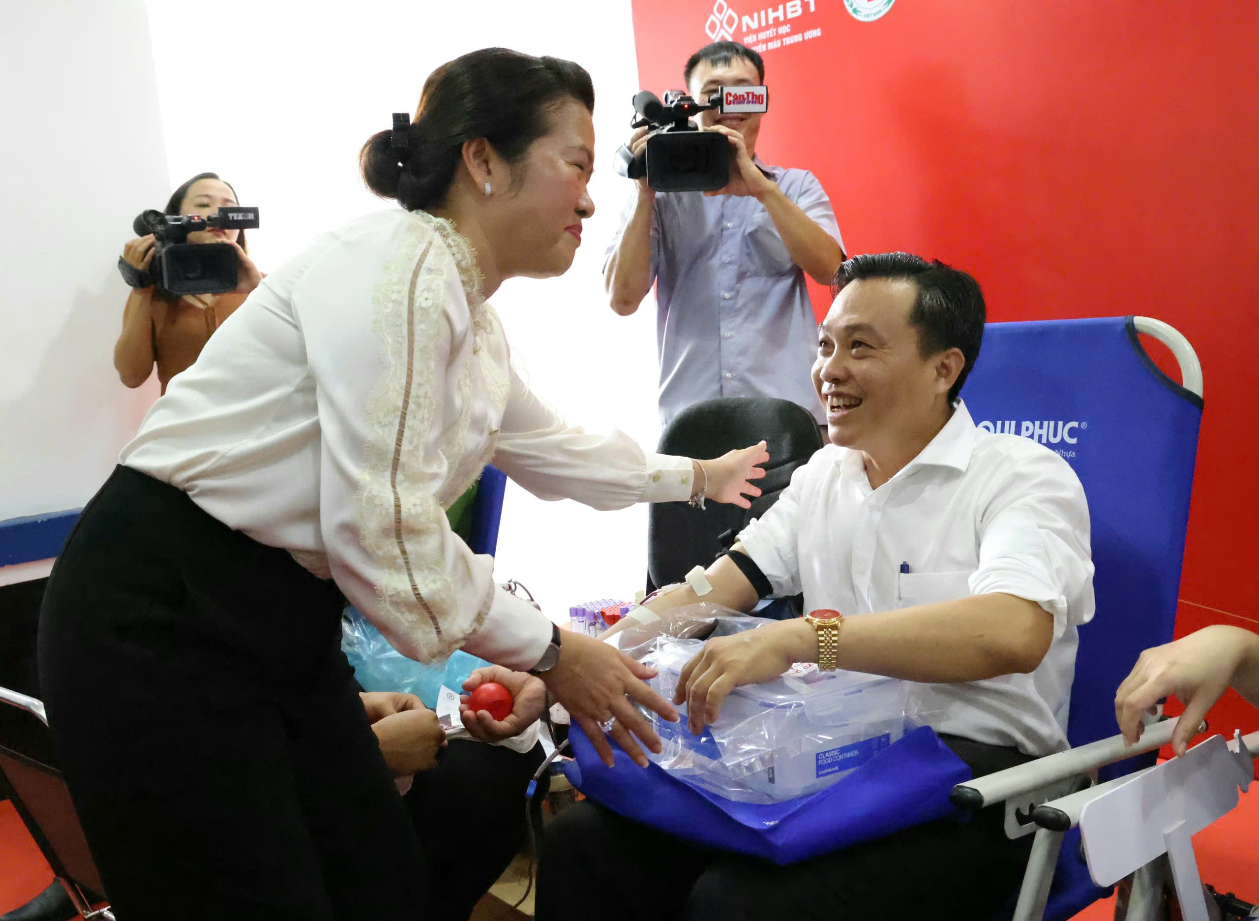 Bà Nguyễn Thị Ngọc Điệp - Phó Chủ tịch UBND TP. Cần Thơ động viên cán bộ tham gia hiến máu.