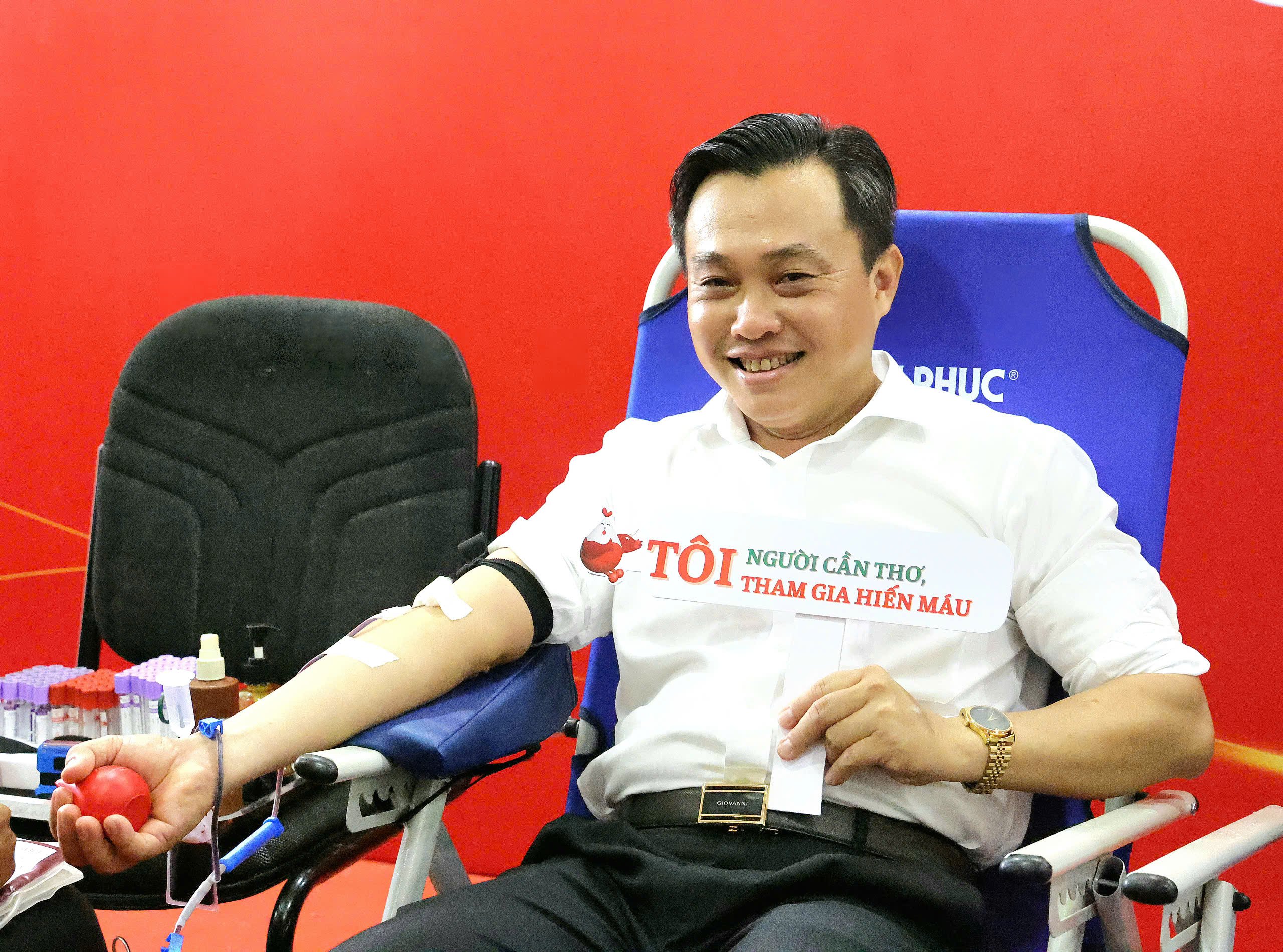 Ông Nguyễn Hồng Hà - Phó Trưởng Ban Tuyên giáo và Dân vận Thành uỷ Cần Thơ tham gia hiến máu.