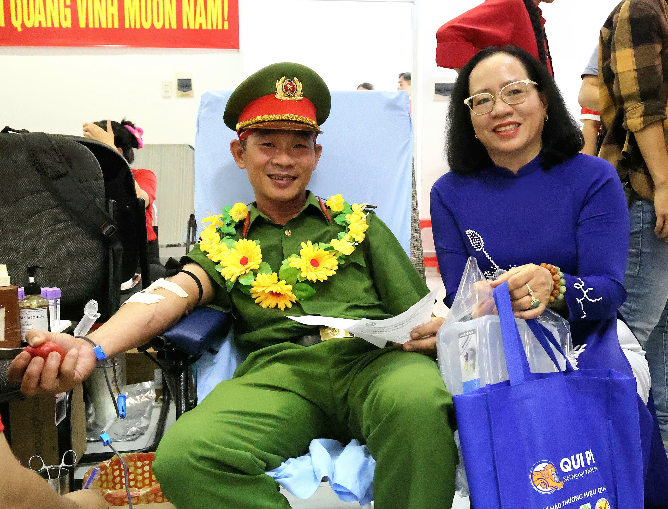 Bà Nguyễn Thuý Hằng - Phó Chủ tịch Uỷ ban MTTQ Việt Nam TP. Cần Thơ động viên người hiến máu.