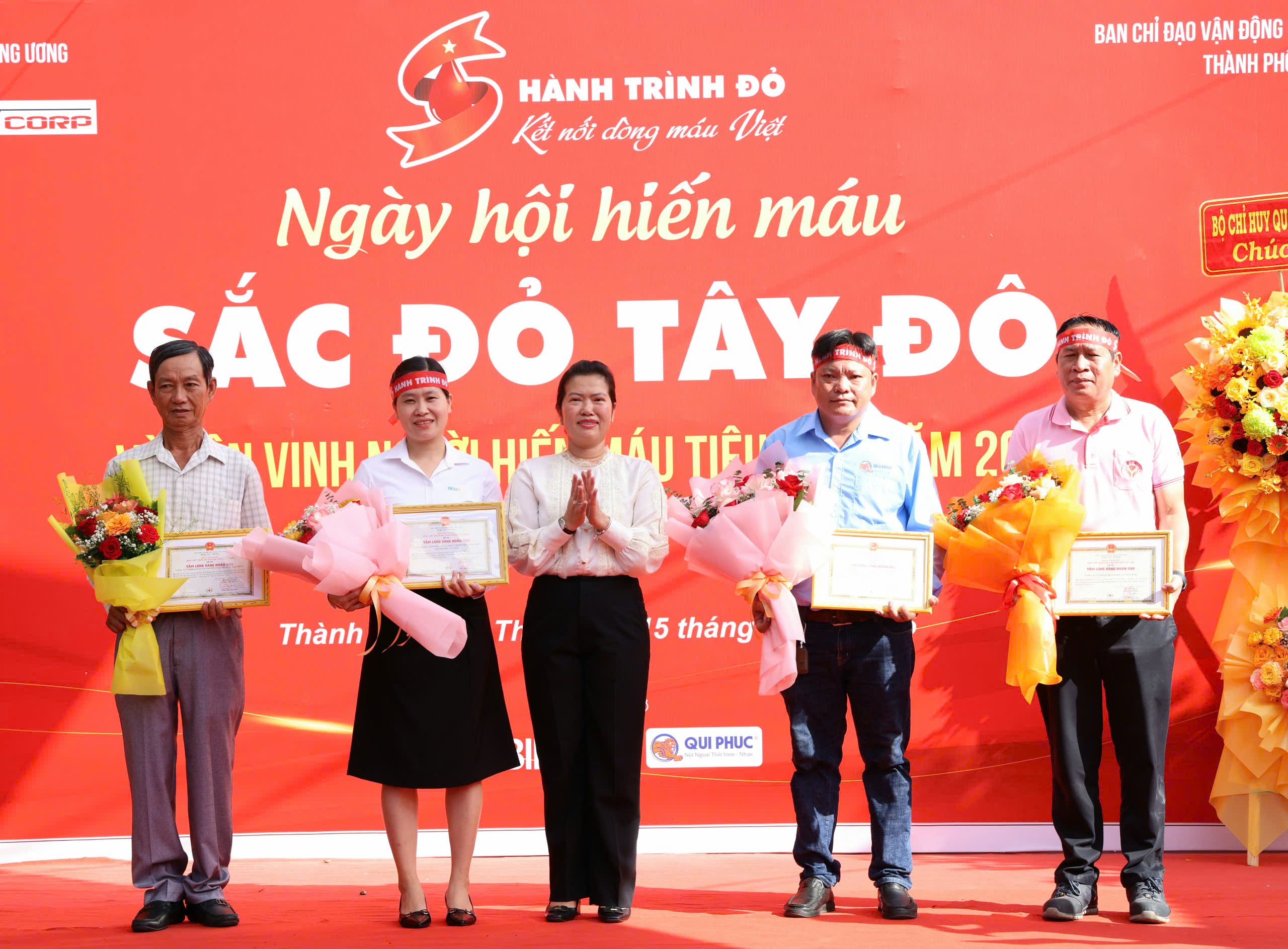 Bà Nguyễn Thị Ngọc Điệp - Phó Chủ tịch UBND TP. Cần Thơ tặng hoa cảm ơn các đơn vị tài trợ.