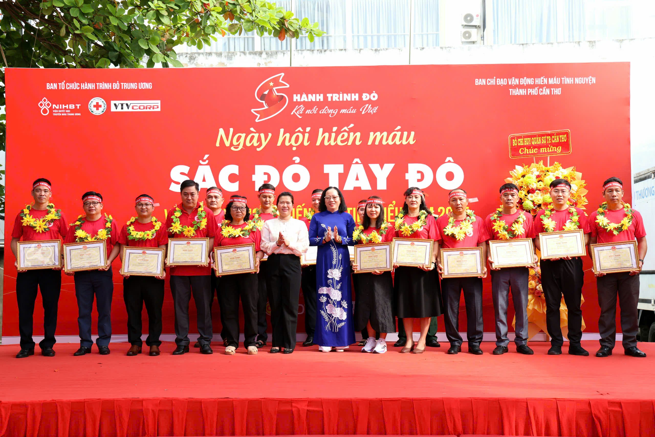 Bà Nguyễn Thị Ngọc Điệp - Phó Chủ tịch UBND TP. Cần Thơ và bà Nguyễn Thuý Hằng - Phó Chủ tịch Uỷ Ban MTTQ Việt Nam TP. Cần Thơ tặng Bằng khen của Chủ tịch UBND TP cho các gia đình, cá nhân có thành tích HMTN và vận động HMTN năm 2025.