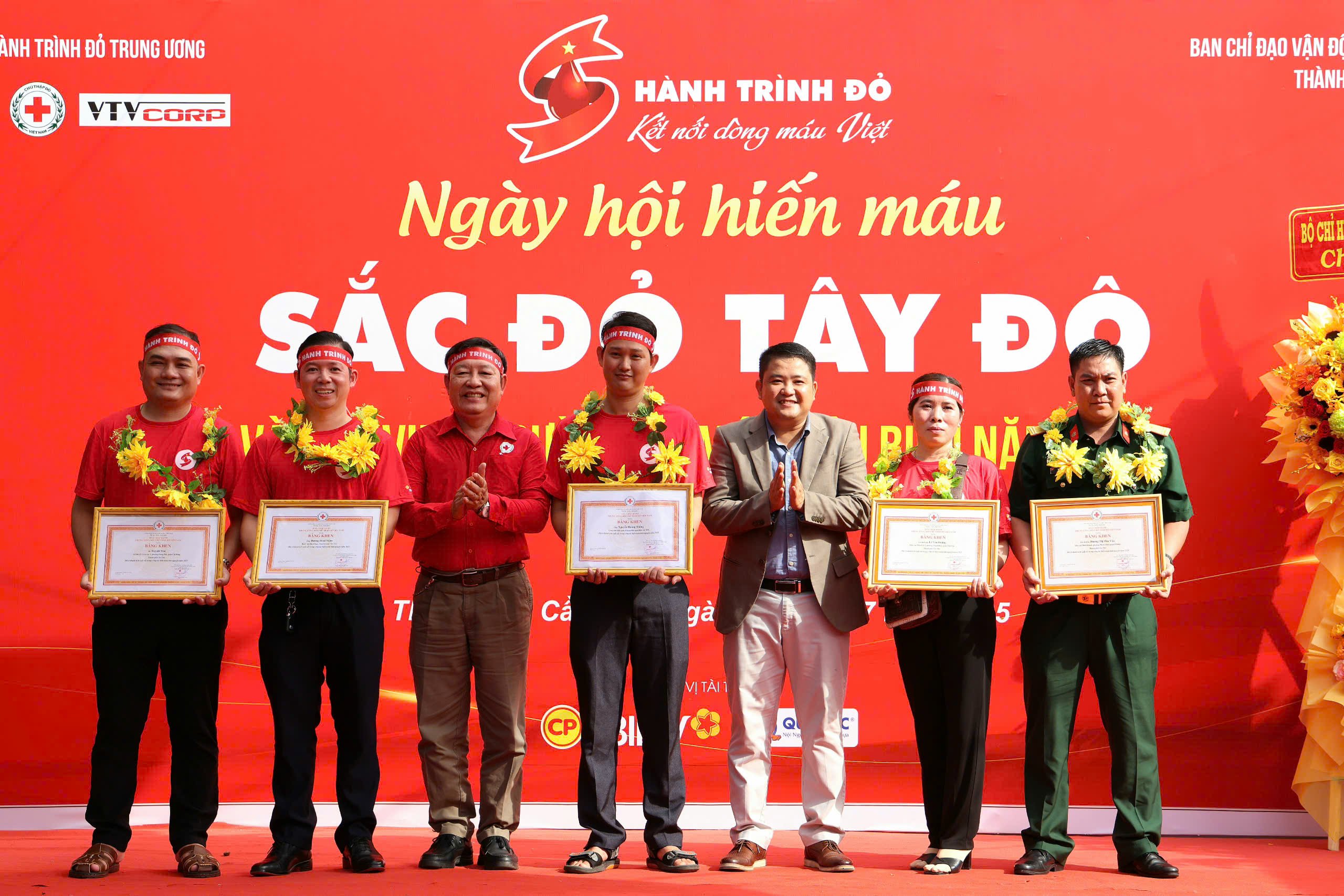 Ban tổ chức tặng Bằng khen của Ban Chấp hành Trung ương Hội CTĐ Việt Nam cho các gia đình, cá nhân có thành tích xuất sắc tham gia hiến máu tình nguyện.