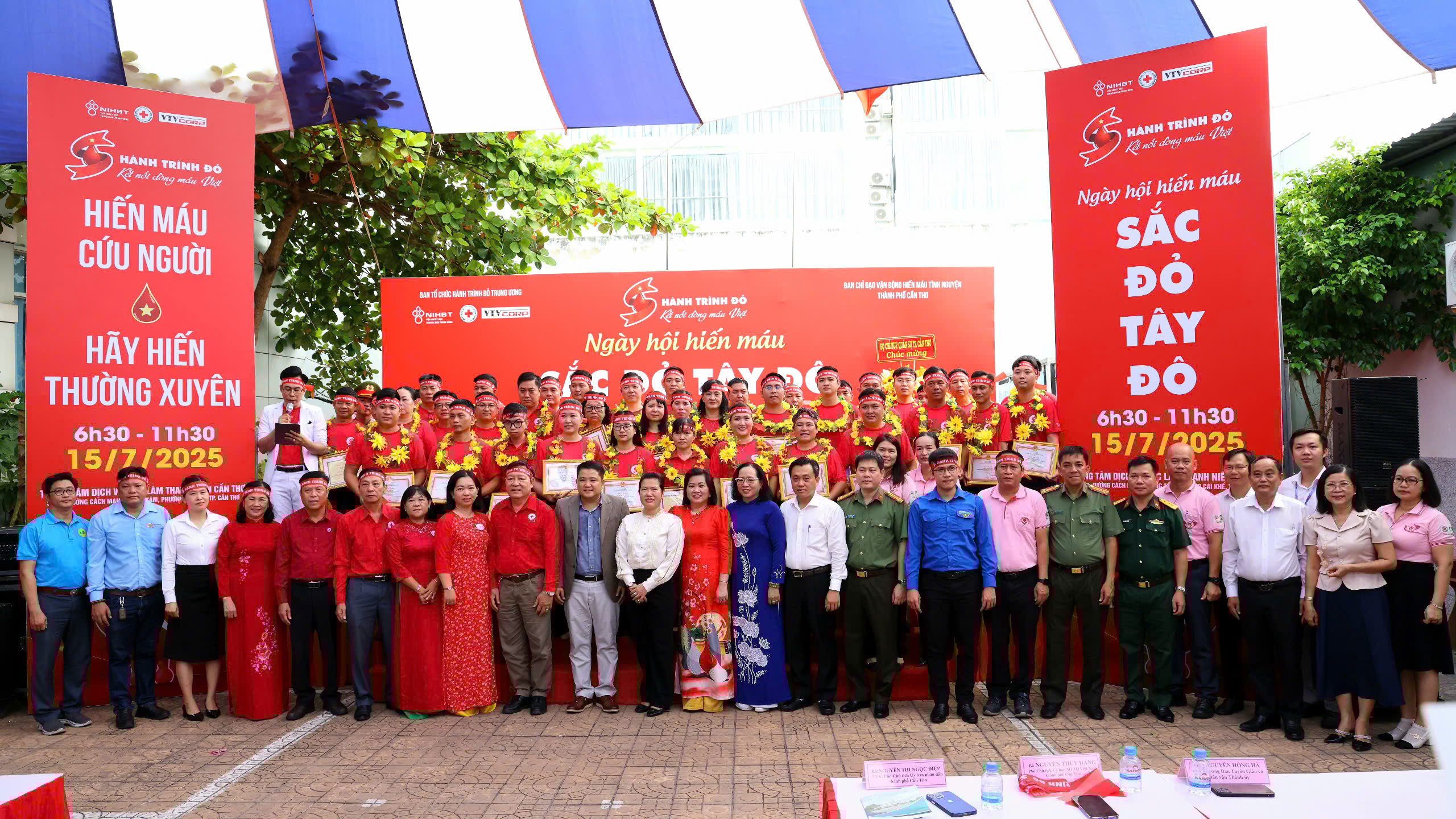 Các đại biểu chụp ảnh lưu niệm.