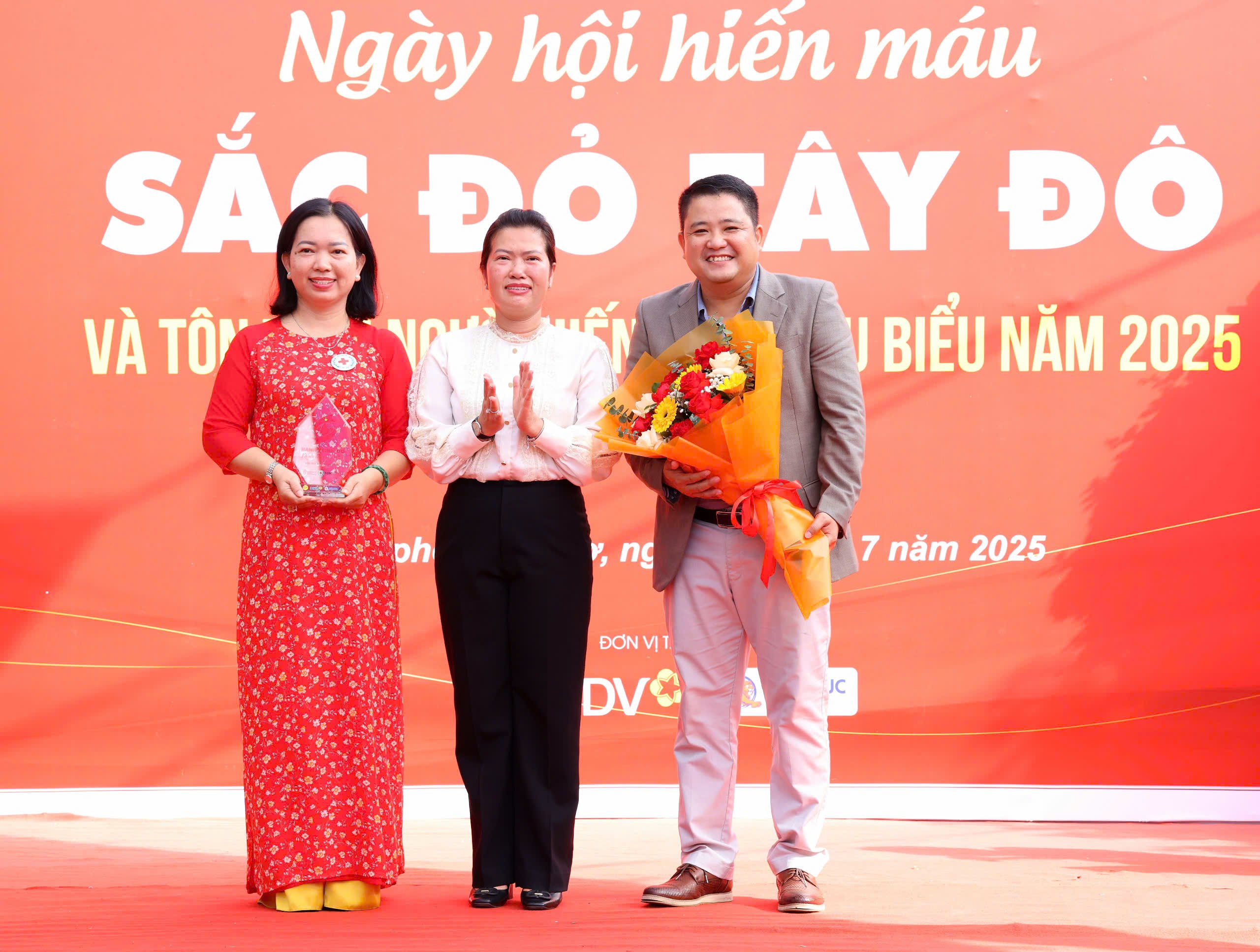 Bà Nguyễn Thị Ngọc Điệp - Phó Chủ tịch UBND TP. Cần Thơ tặng hoa cám ơn ông Nguyễn Tuấn Khởi.