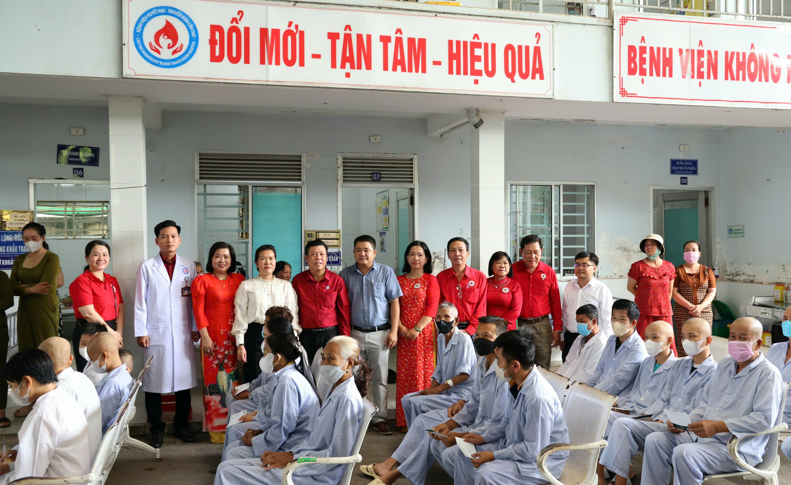 Lãnh đạo TP Cần Thơ tặng quà cho các bệnh nhân tại Bệnh viện Huyết học - Truyền máu TP. Cần Thơ.