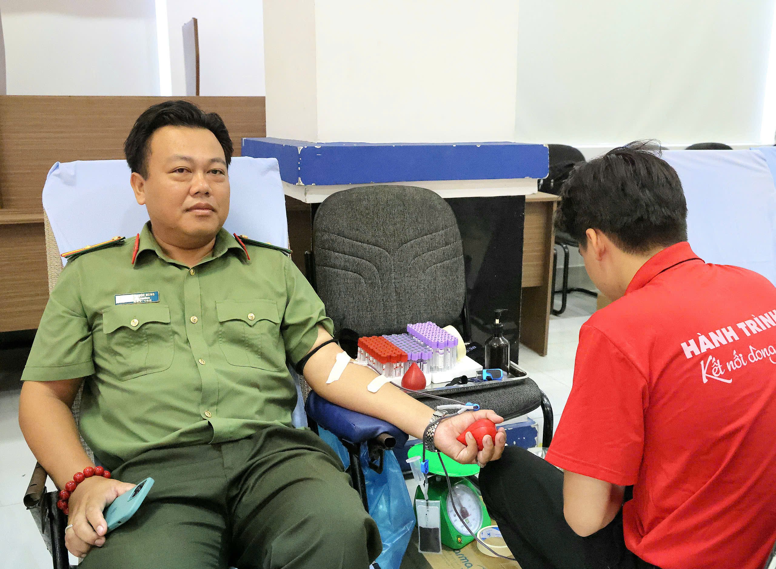 Cán bộ Công an TP Cần Thơ tham gia hiến máu.