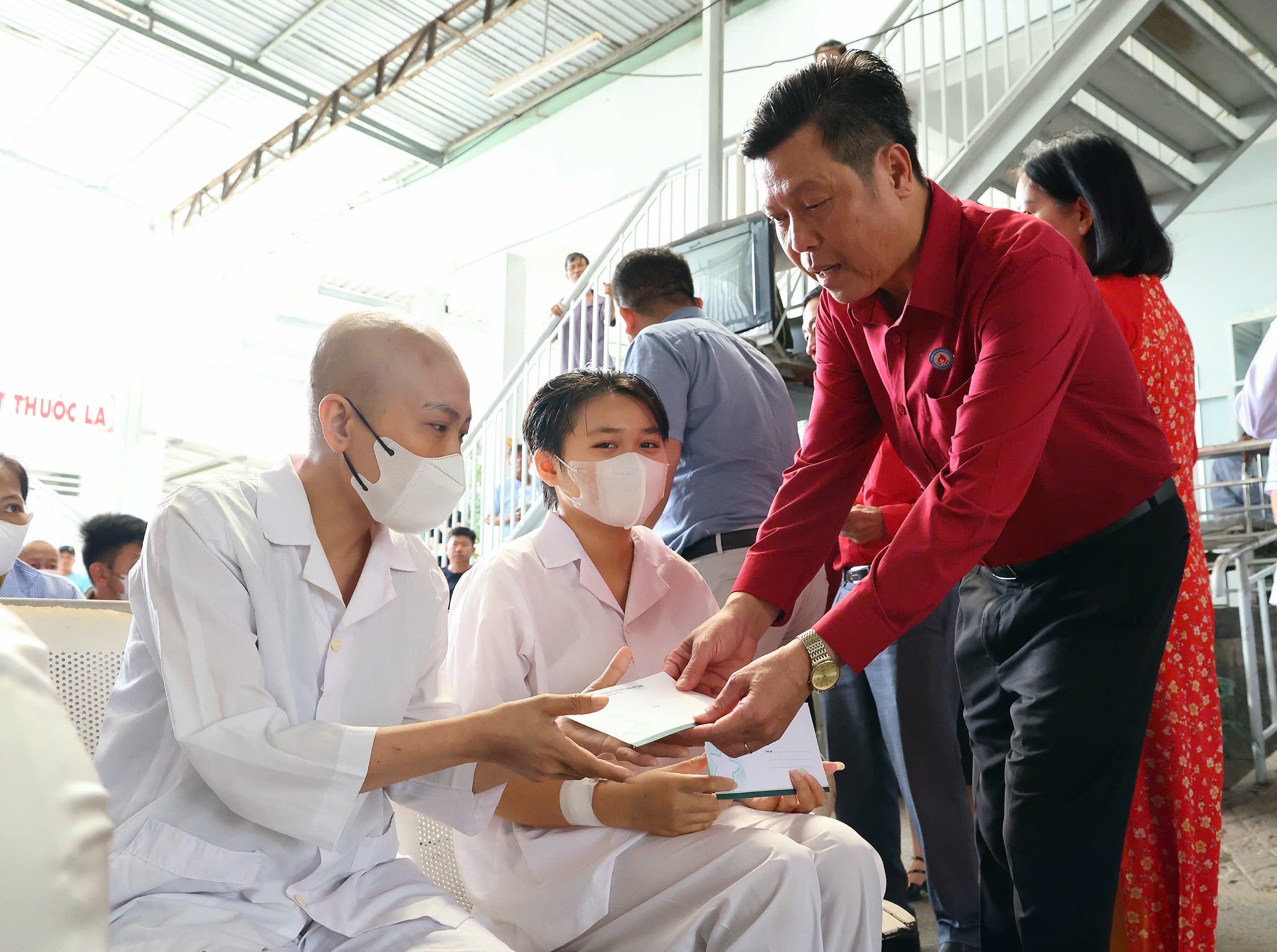 BS CKII Huỳnh Minh Phú - Giám đốc Bệnh viện Huyết học - Truyền máu TP. Cần Thơ tặng quà cho các bệnh nhân.
