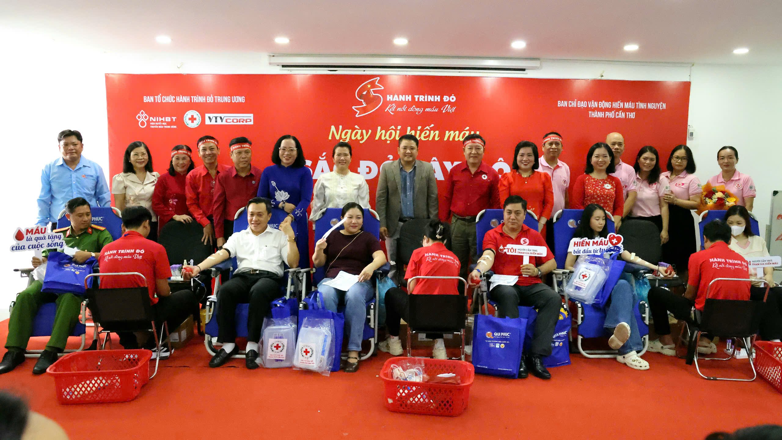 Các đại biểu chụp hình lưu niệm cùng người tham gia hiến máu tình nguyện.