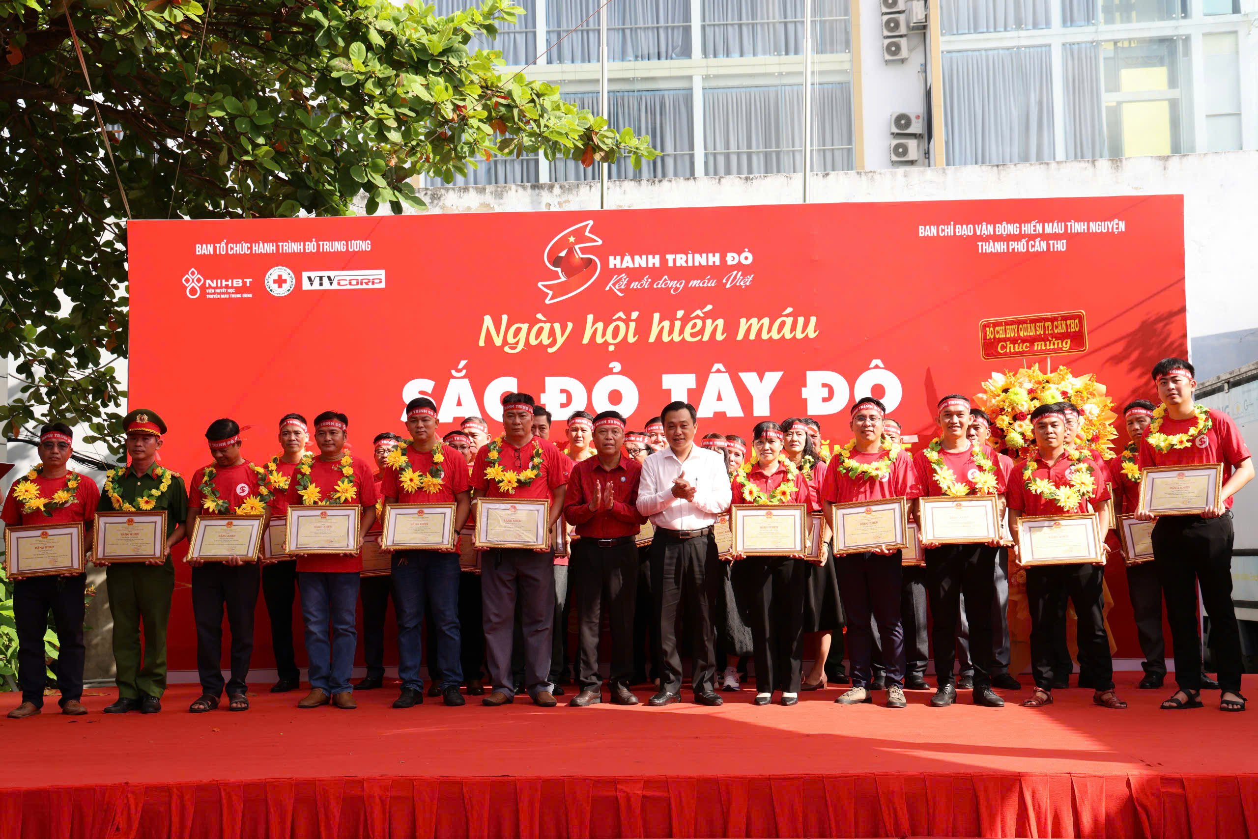 Ông Nguyễn Hồng Hà - Phó Trưởng Ban Tuyên giáo và Dân vận Thành uỷ Cần Thơ và BS CKII Huỳnh Minh Phú - Giám đốc Bệnh viện Huyết học - Truyền máu TP. Cần Thơ tặng Bằng khen của Chủ tịch UBND TP cho các gia đình, cá nhân có thành tích HMTN và vận động HMTN năm 2025.