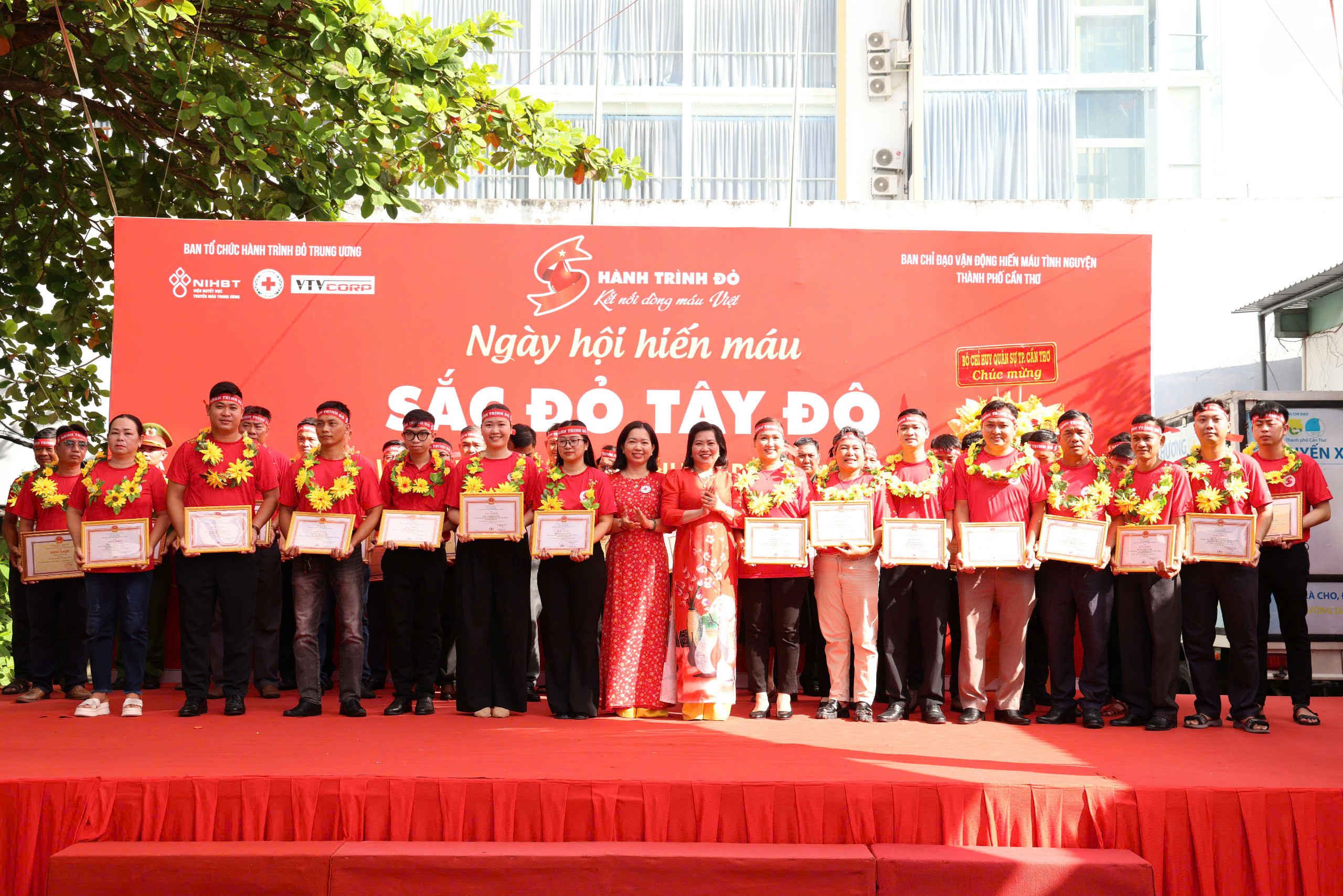 Bà Huỳnh Thanh Thảo - Nguyên Chủ tịch Hội Chữ thập đỏ TP. Cần Thơ và bà Lê Thị Bạch Đàng - Phó Chủ tịch phụ trách Hội Chữ thập đỏ TP. Cần Thơ tặng Giấy khen của Ban chấp hành Hội CTĐ TP. Cần Thơ về tôn vinh, khen thưởng cho các cá nhân có thành tích tham gia hiến màu và vận động HMTN năm 2025.