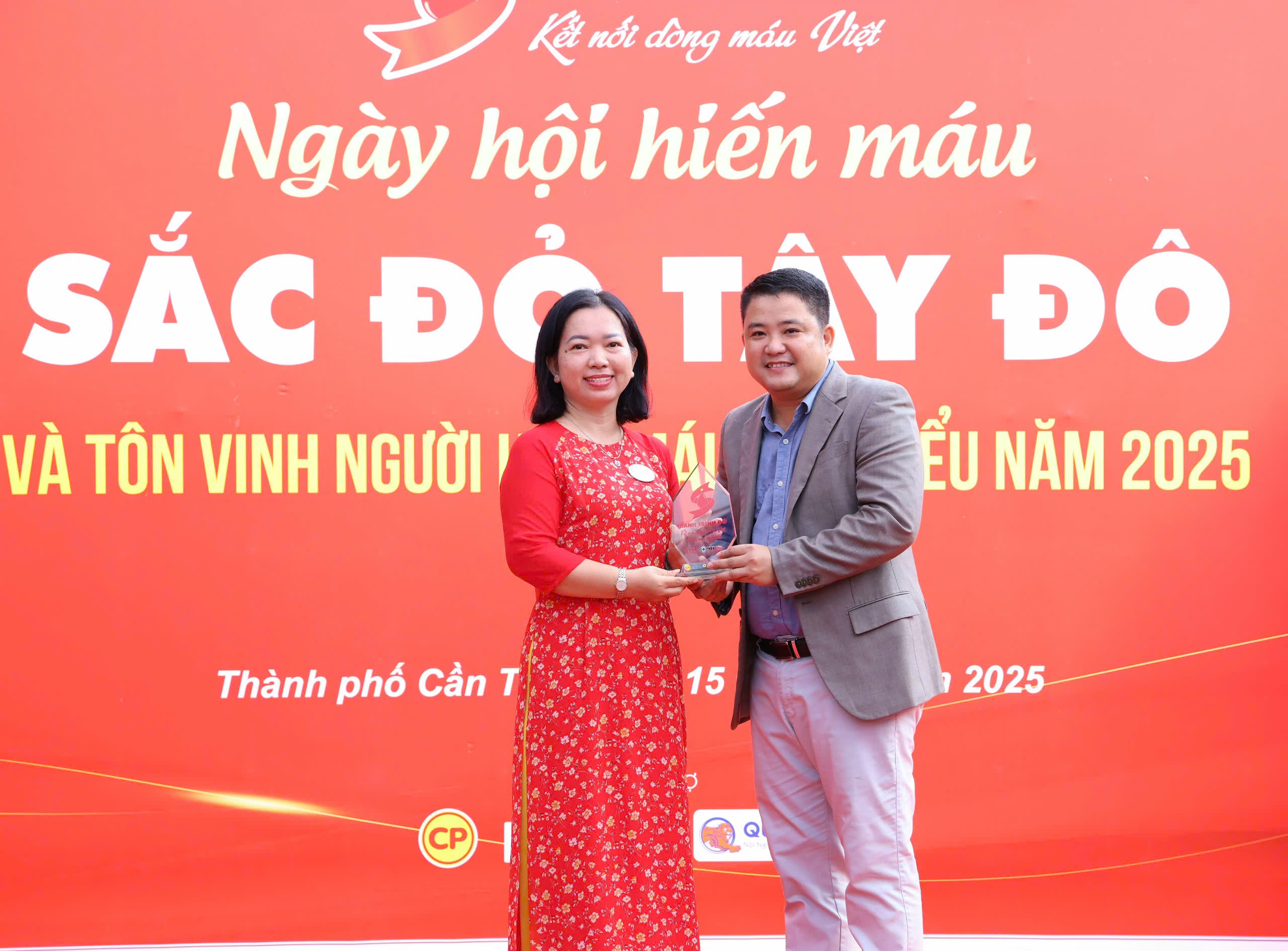 Ông Nguyễn Tuấn Khởi trao biểu trưng Hành trình Đỏ cho Ban Chỉ đạo Vận động hiến máu tình nguyện TP. Cần Thơ.
