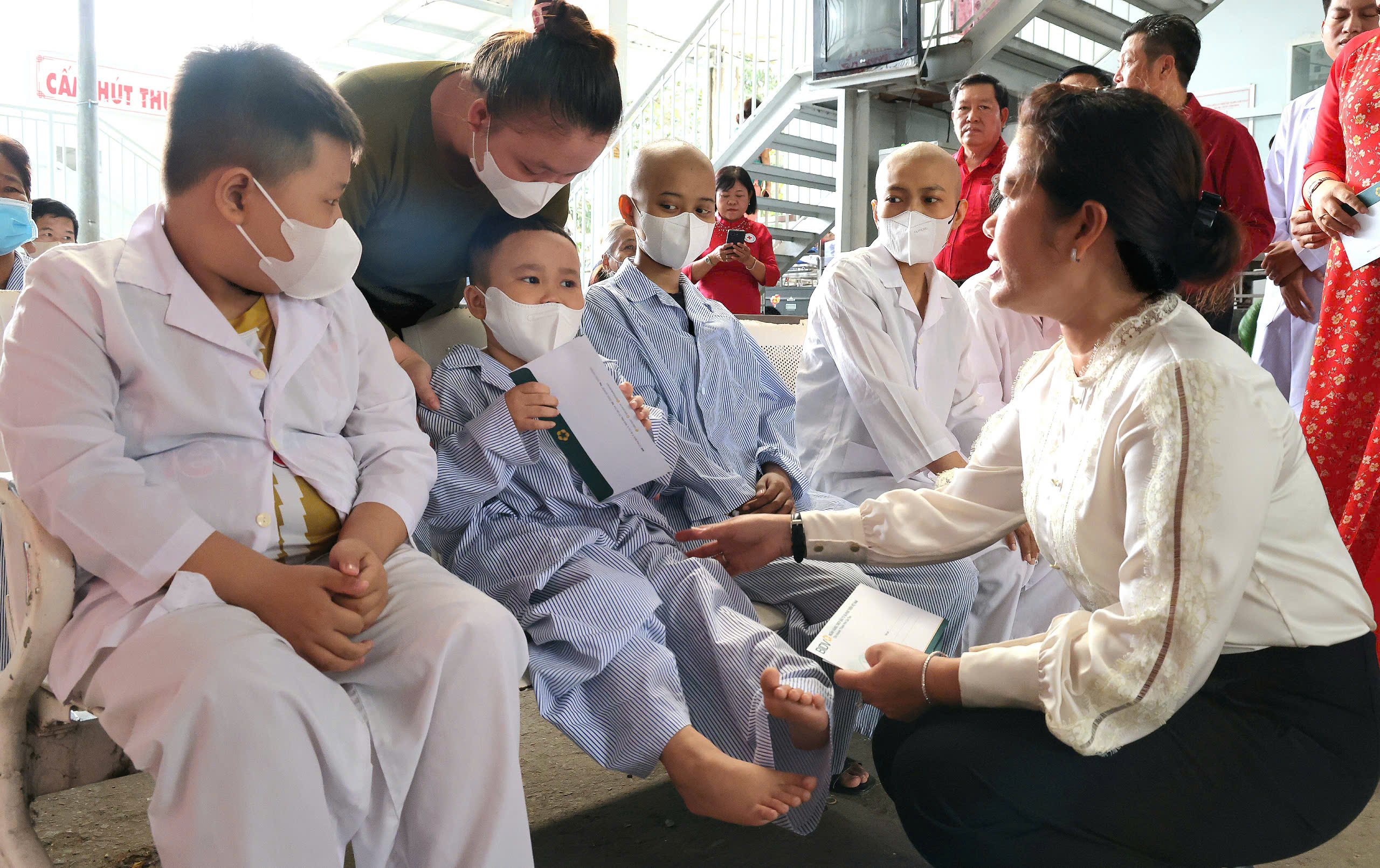 Bà Nguyễn Thị Ngọc Điệp - Phó Chủ tịch UBND TP. Cần Thơ tặng quà cho các bệnh nhân đang điều trị tại Bệnh viện Huyết học - Truyền máu TP. Cần Thơ.