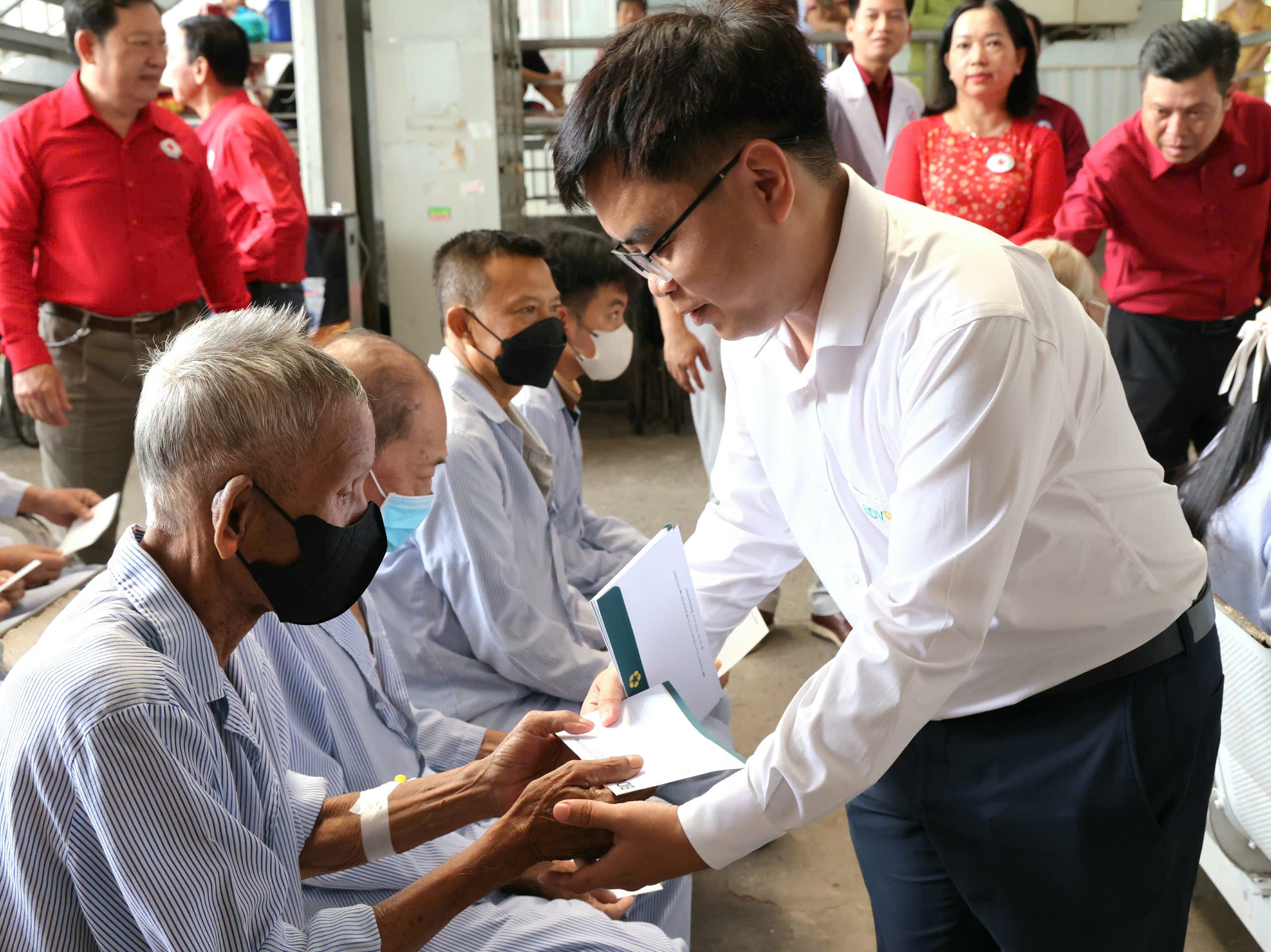 Đại diện đơn vị tài trợ tặng quà cho các bệnh nhân.