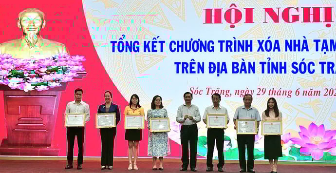 Công ty TNHH MTV XSKT Sóc Trăng được UBND tỉnh Sóc Trăng tặng Bằng khen trong phong trào xóa nhà tạm, nhà dột ngày 28/6/2025 (thứ 3 phải sang trái)